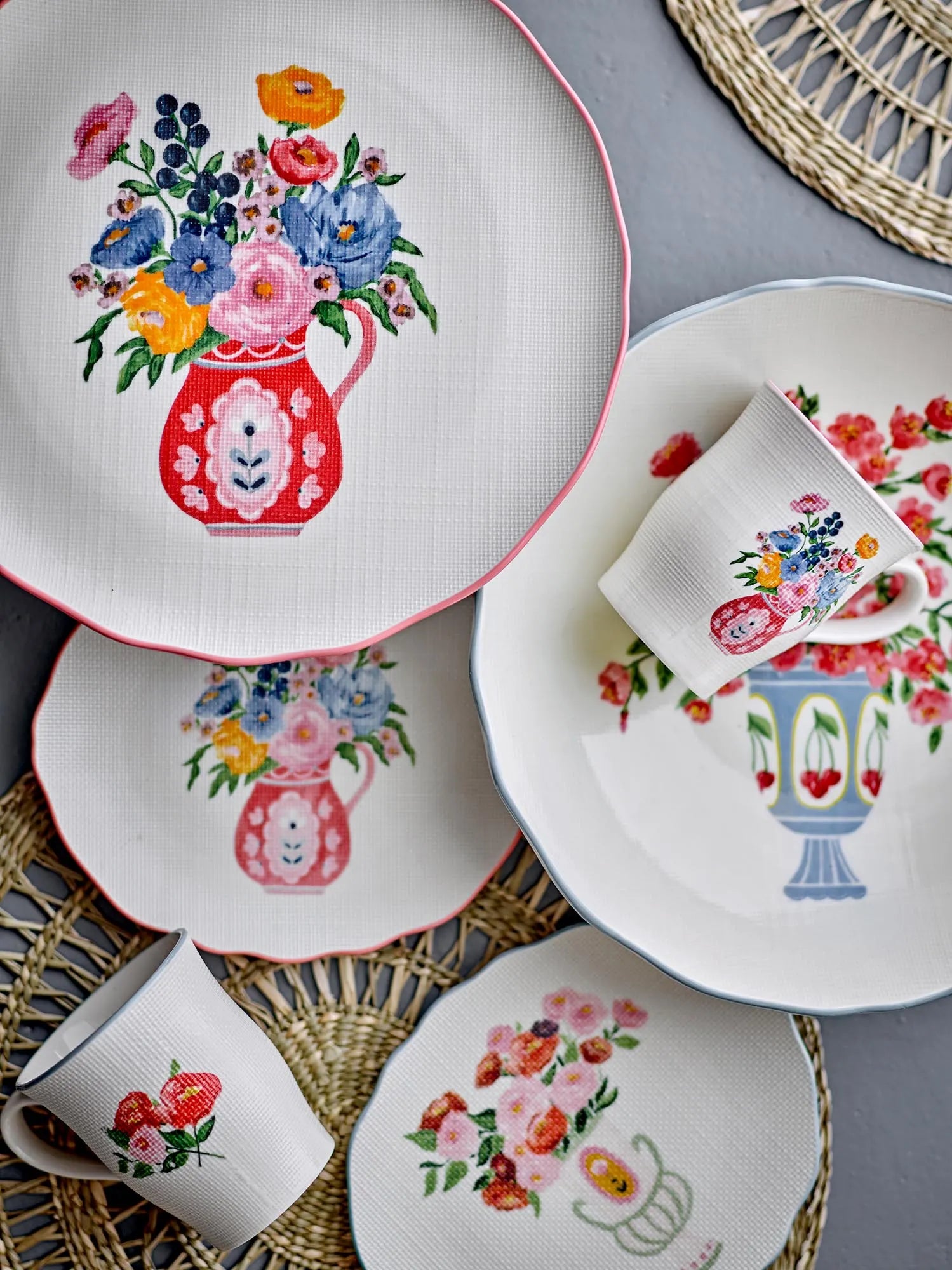 Der Dorothy Teller von Bloomingville: Ein kunstvoller Steingutteller mit geprägtem Blumenmotiv und elegantem blauem Rand.