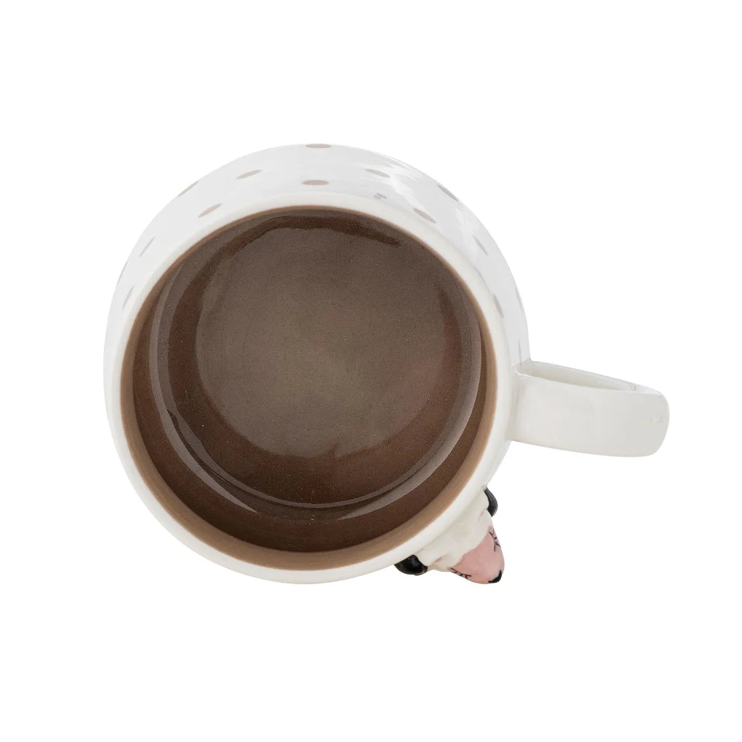 Die Dolly Tasse in warmem Braun mit handbemalten Punkten und Schaffigur ist robust, spülmaschinenfest und ideal für Kinder.