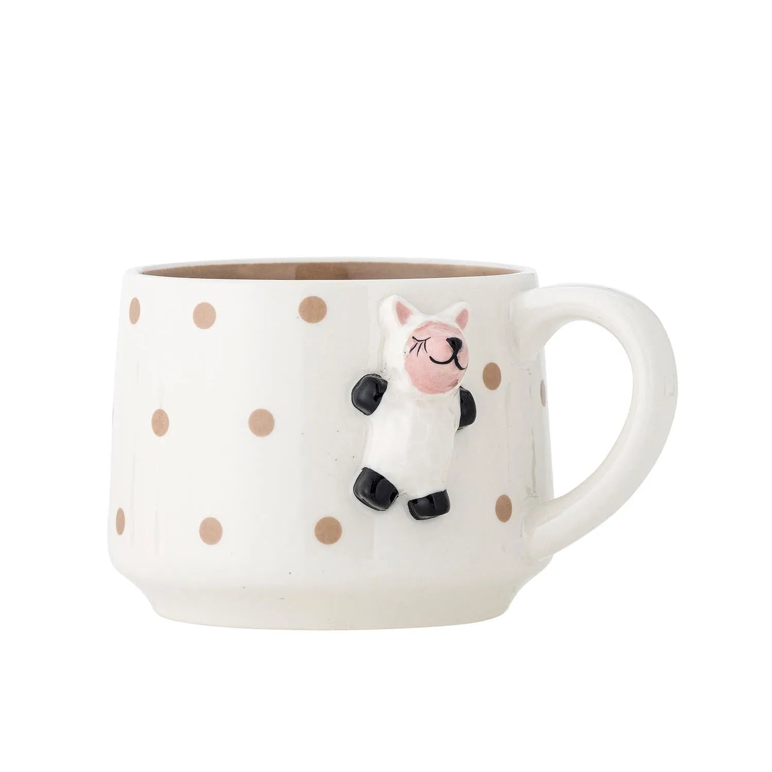 Die Dolly Tasse in warmem Braun mit handbemalten Punkten und Schaffigur ist robust, spülmaschinenfest und ideal für Kinder.