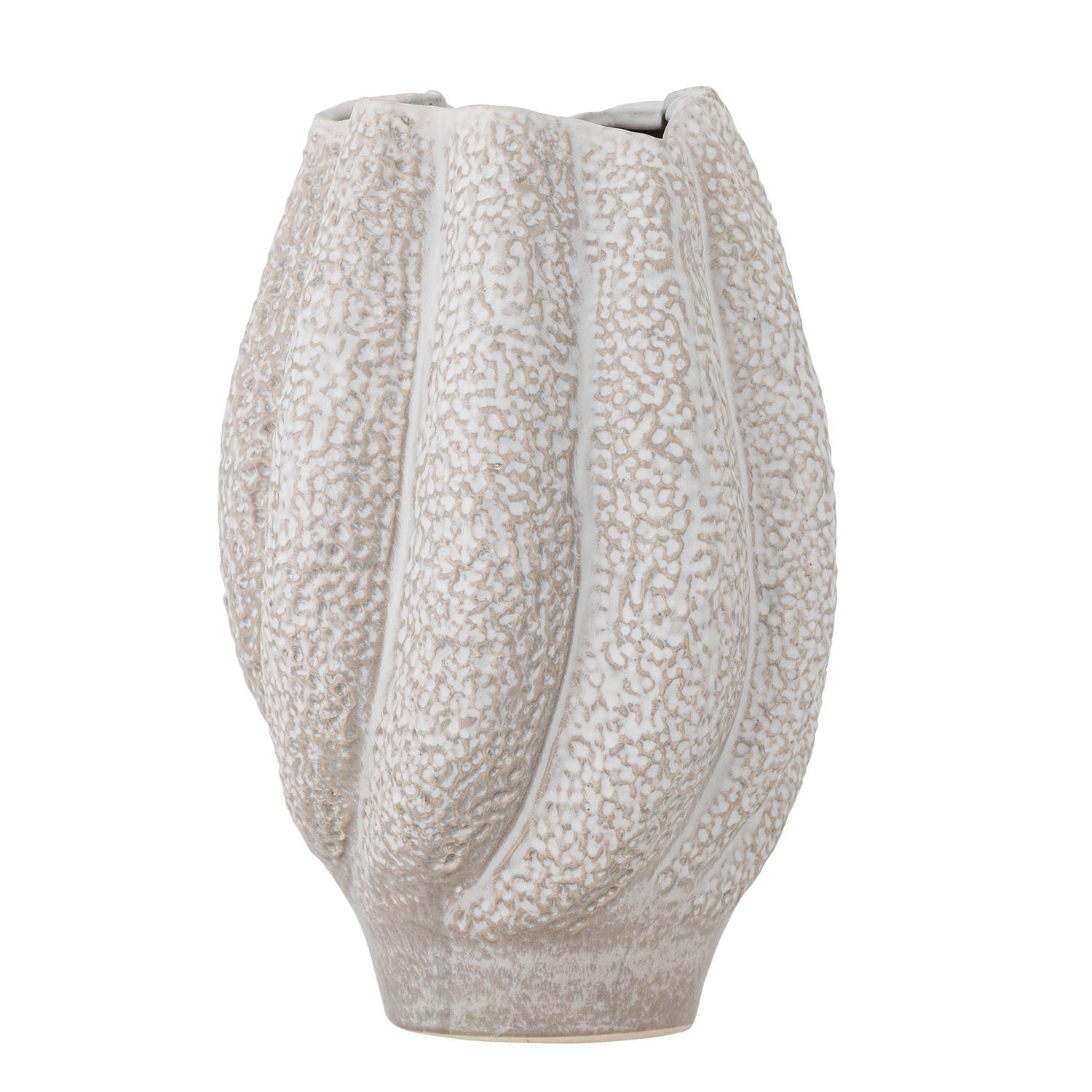 Die weiße Cove Vase von Bloomingville aus Steingut besticht durch ihr stilvolles Design und ergänzt moderne Wohnräume ideal.
