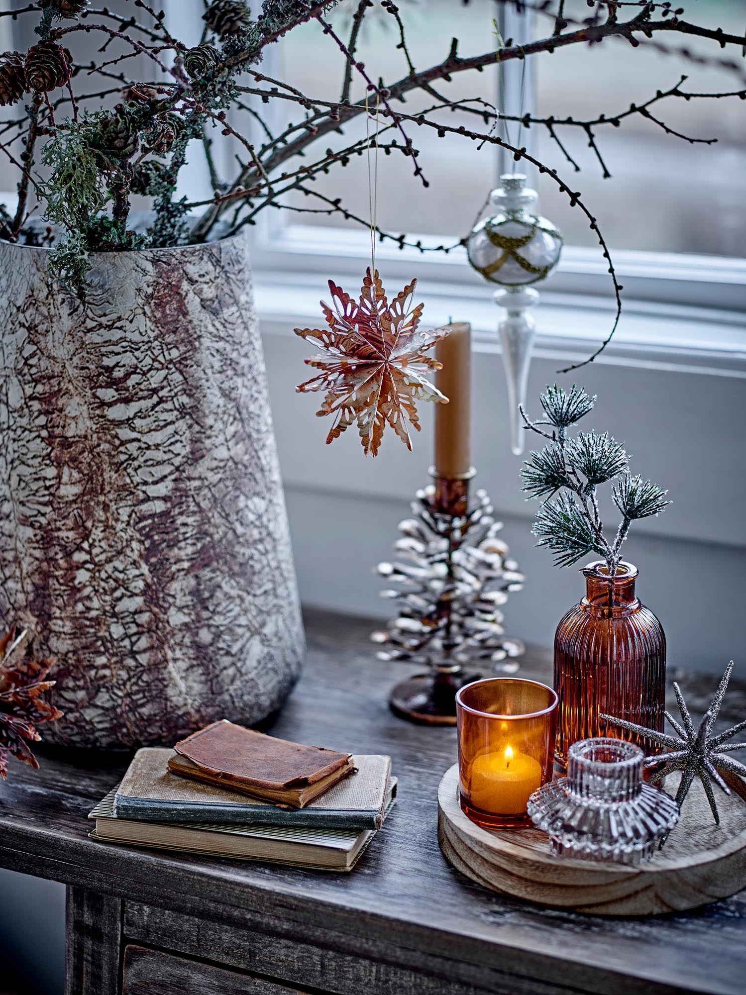 Sanga Tablett mit Teelichthaltern, Gold, Glas in Gold präsentiert im Onlineshop von KAQTU Design AG. Teelichthalter ist von Bloomingville