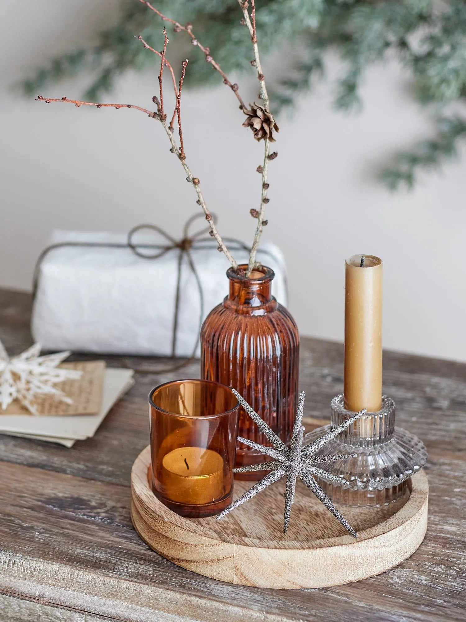 Sanga Tablett mit Teelichthaltern, Gold, Glas in Gold präsentiert im Onlineshop von KAQTU Design AG. Teelichthalter ist von Bloomingville