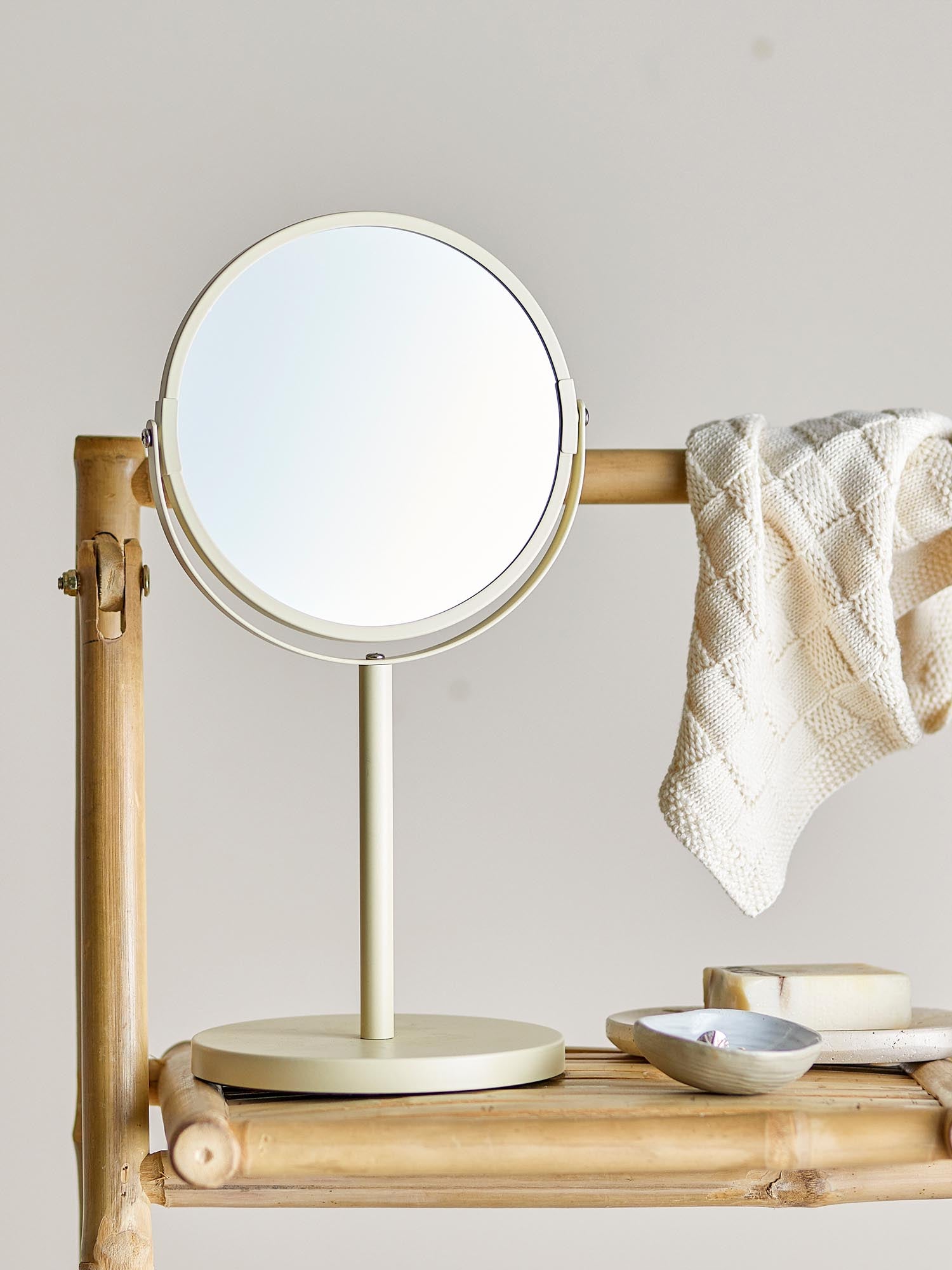 Milde Tischspiegel, Natur, Metall in Natur präsentiert im Onlineshop von KAQTU Design AG. Tischspiegel ist von Bloomingville