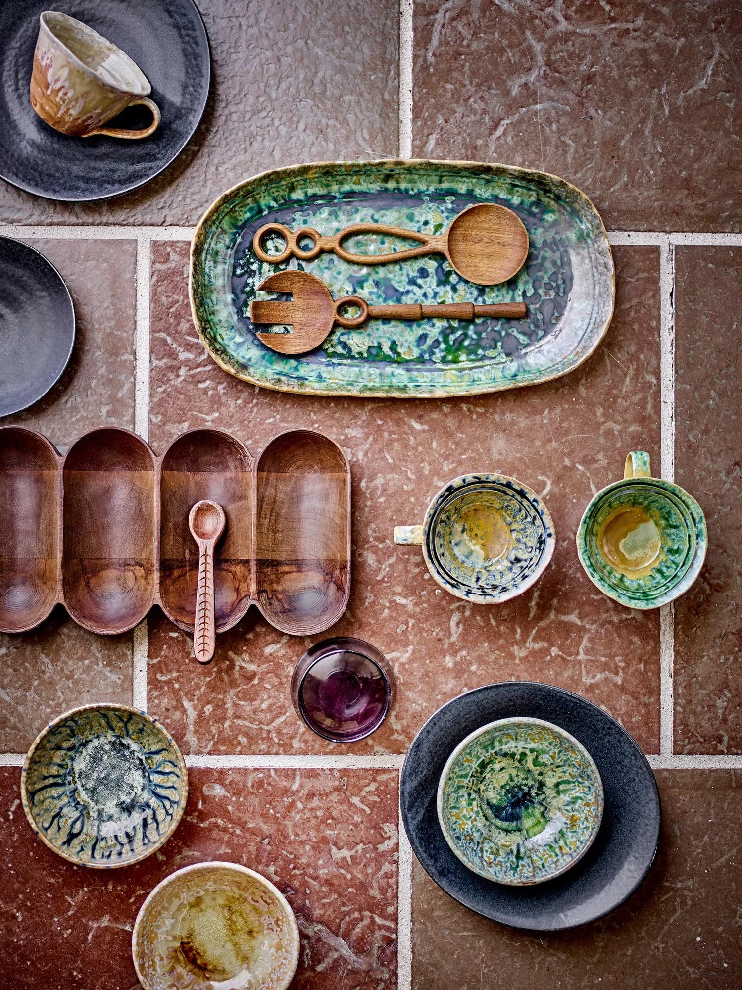 Die Milani Servierplatte von Bloomingville besticht durch ihre grüne, reaktive Glasur und organische Eleganz aus robustem Steingut.