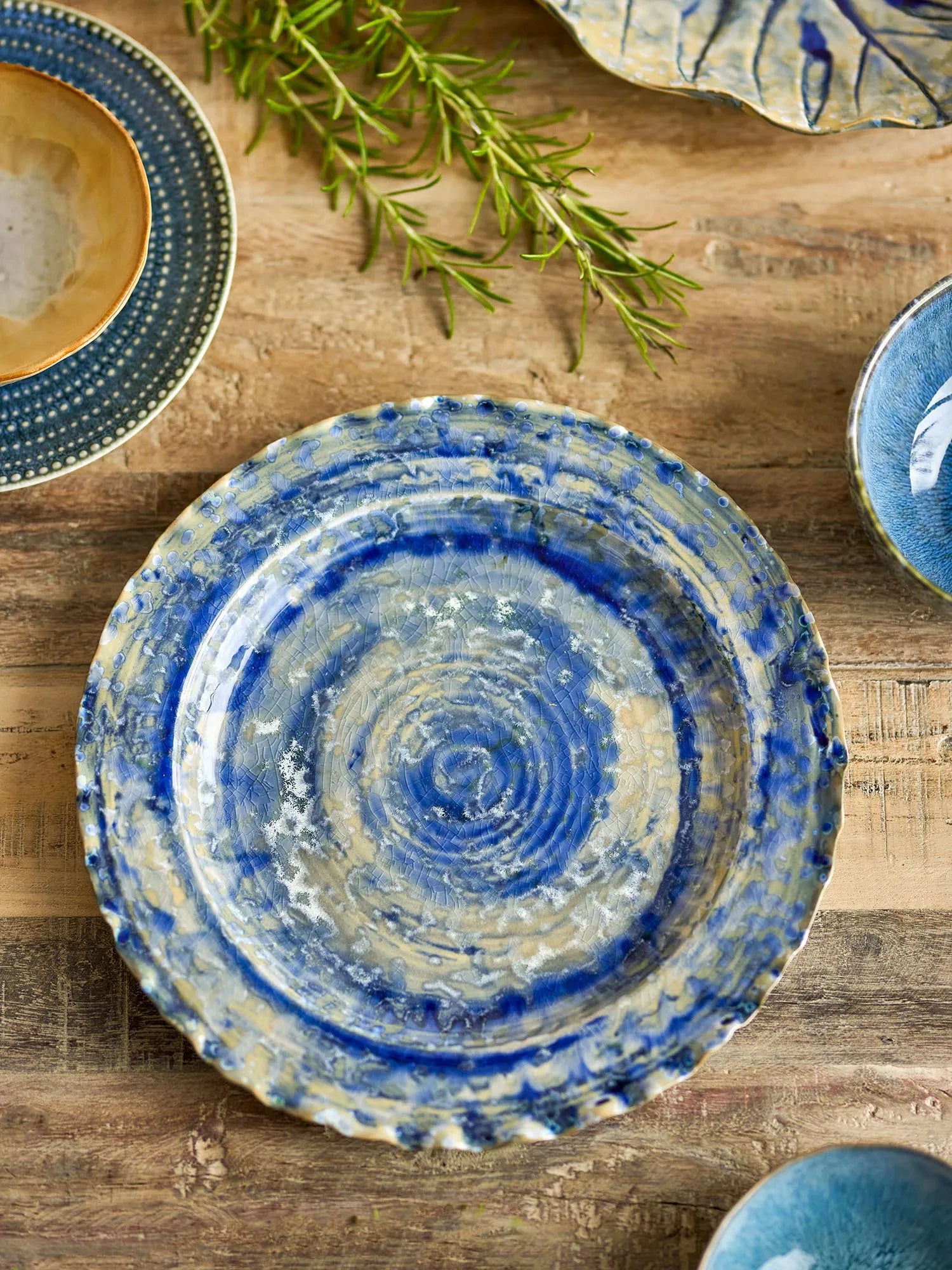 Rowan Servierplatte, Blue, Steingut in Blau präsentiert im Onlineshop von KAQTU Design AG. Platte ist von Creative Collection