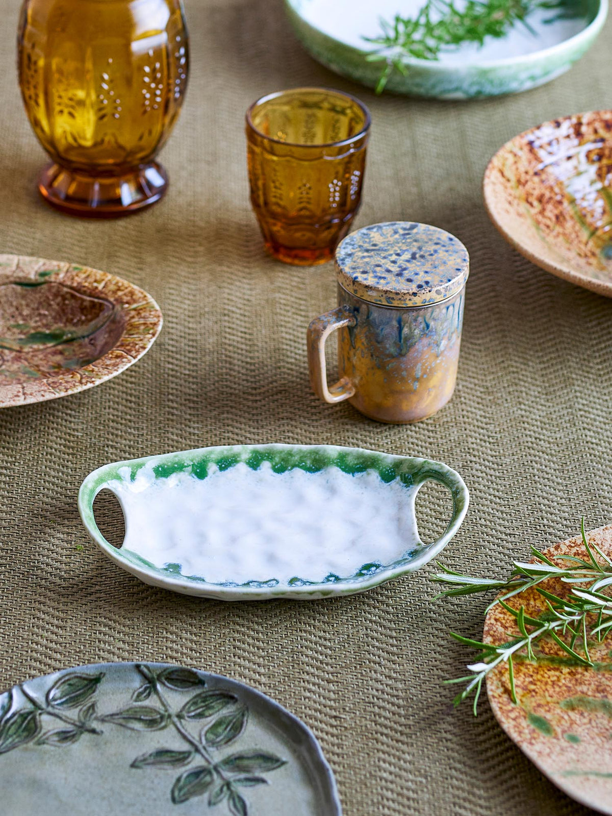 Prim Servierplatte, Grün, Steingut in Grün präsentiert im Onlineshop von KAQTU Design AG. Servierplatten ist von Creative Collection