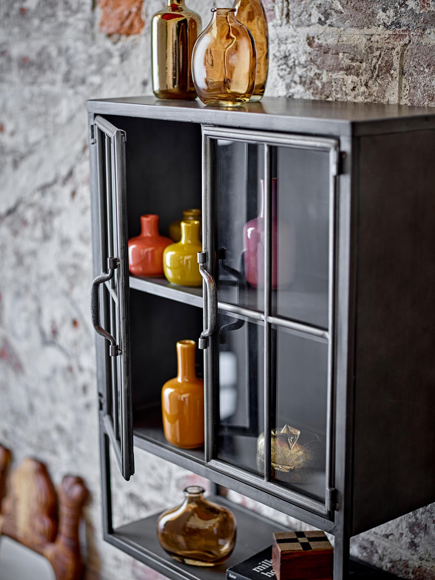 Die Tilia Vase von Bloomingville aus braunem Glas besticht durch ihr elegantes Design und ist ideal für stilvolle Dekorationen.