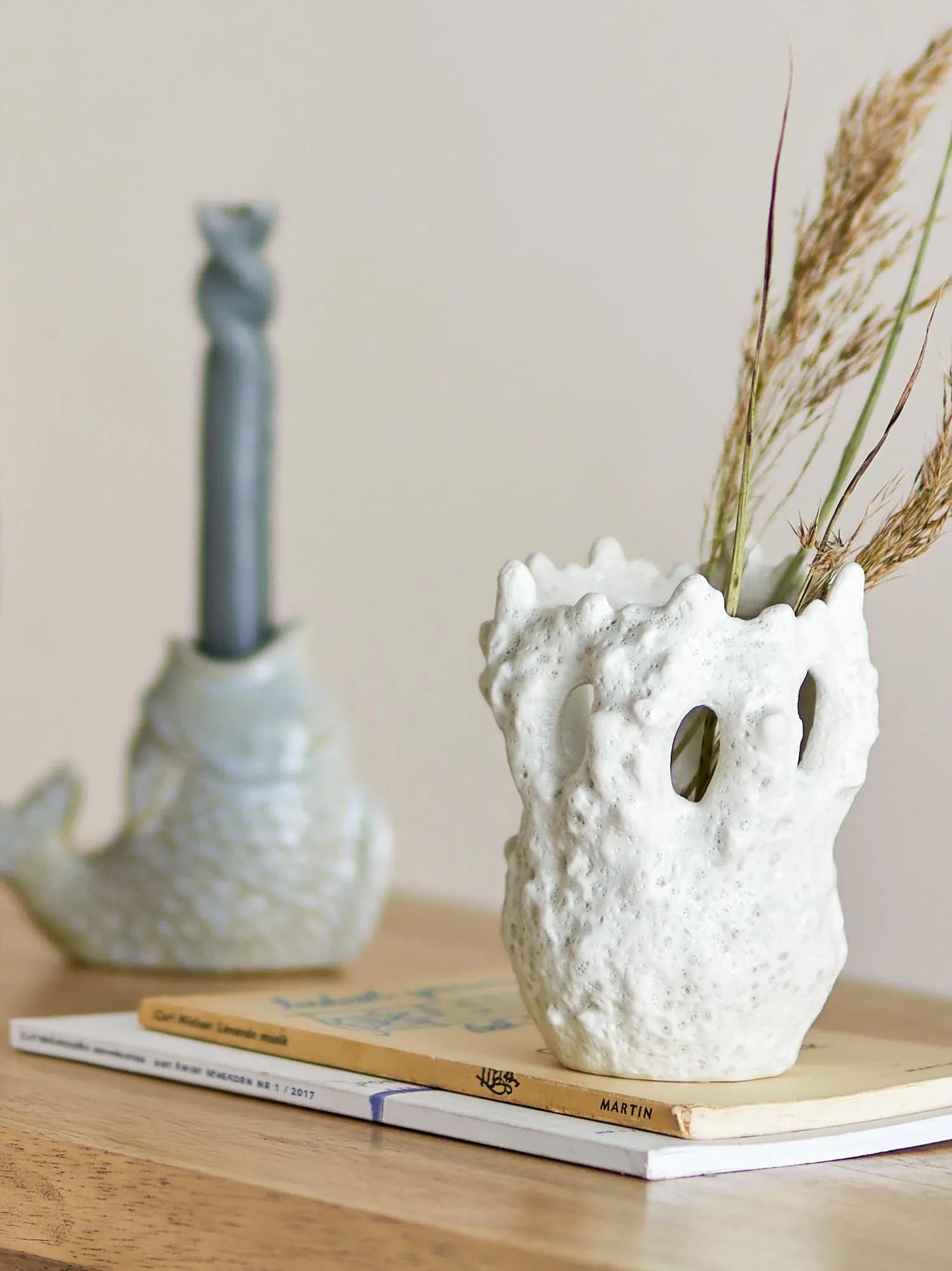 Fianna Vase, Weiss, Steingut in Weiß präsentiert im Onlineshop von KAQTU Design AG. Vase ist von Creative Collection