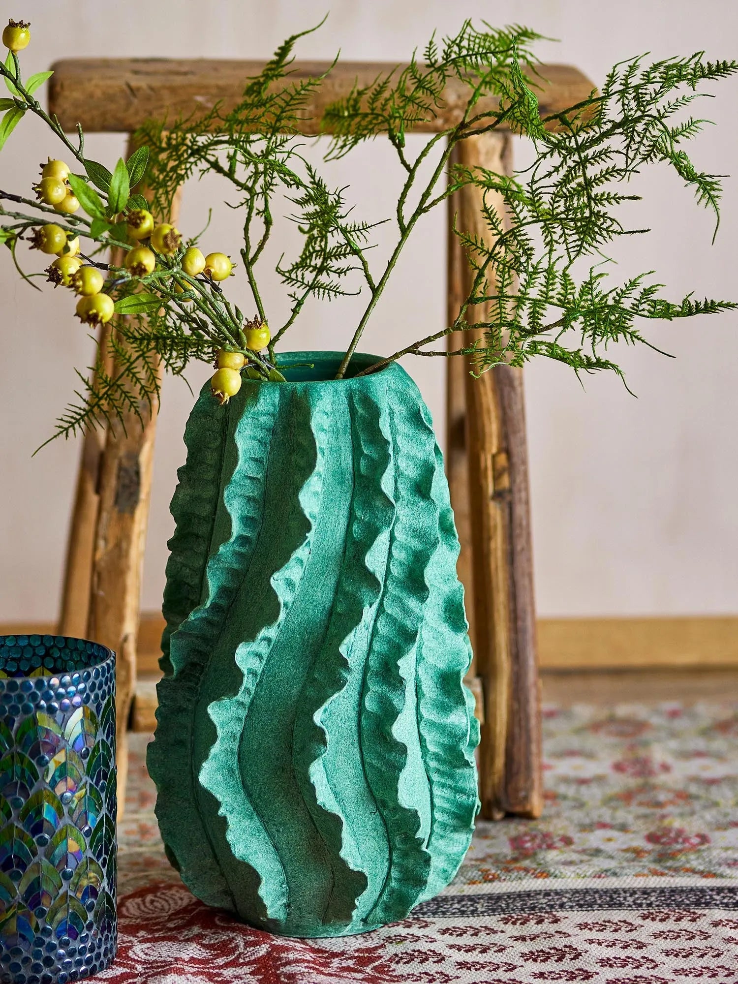 Elegante grüne Terrakotta-Vase mit welligem Design, ideal für Blumenarrangements oder als skulpturales Dekorationsstück.