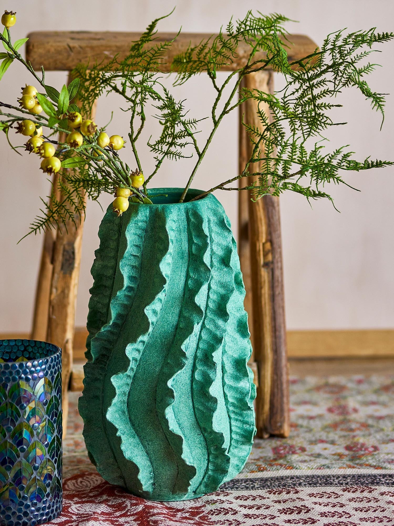Elegante grüne Terrakotta-Vase mit welligem Design, ideal für Blumenarrangements oder als skulpturales Dekorationsstück.