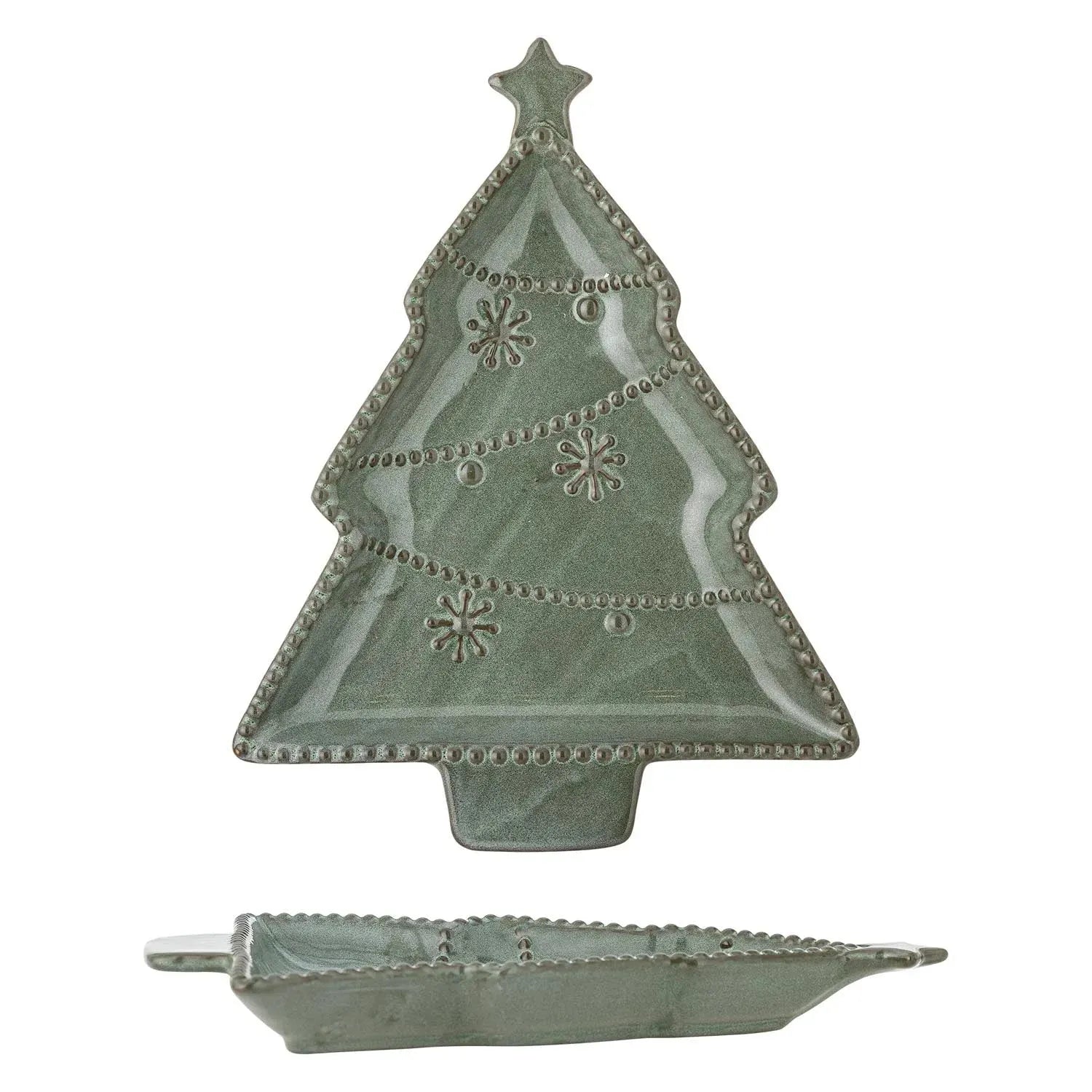 Die grüne Alder Servierplatte aus Steingut von Bloomingville, in Weihnachtsbaumform, ist ein stilvolles, langlebiges Highlight für festliche Tafeln.