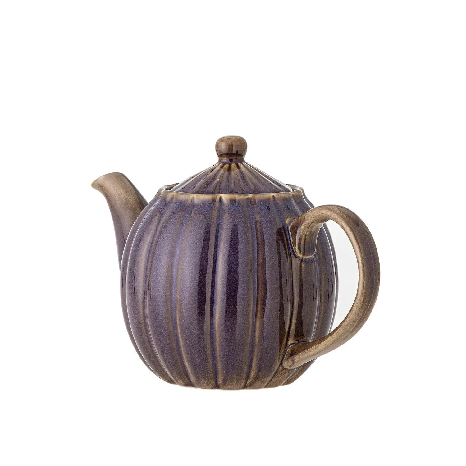 Die violette Latina Teekanne aus Steingut von Bloomingville vereint elegantes Design mit hervorragender Wärmespeicherung.