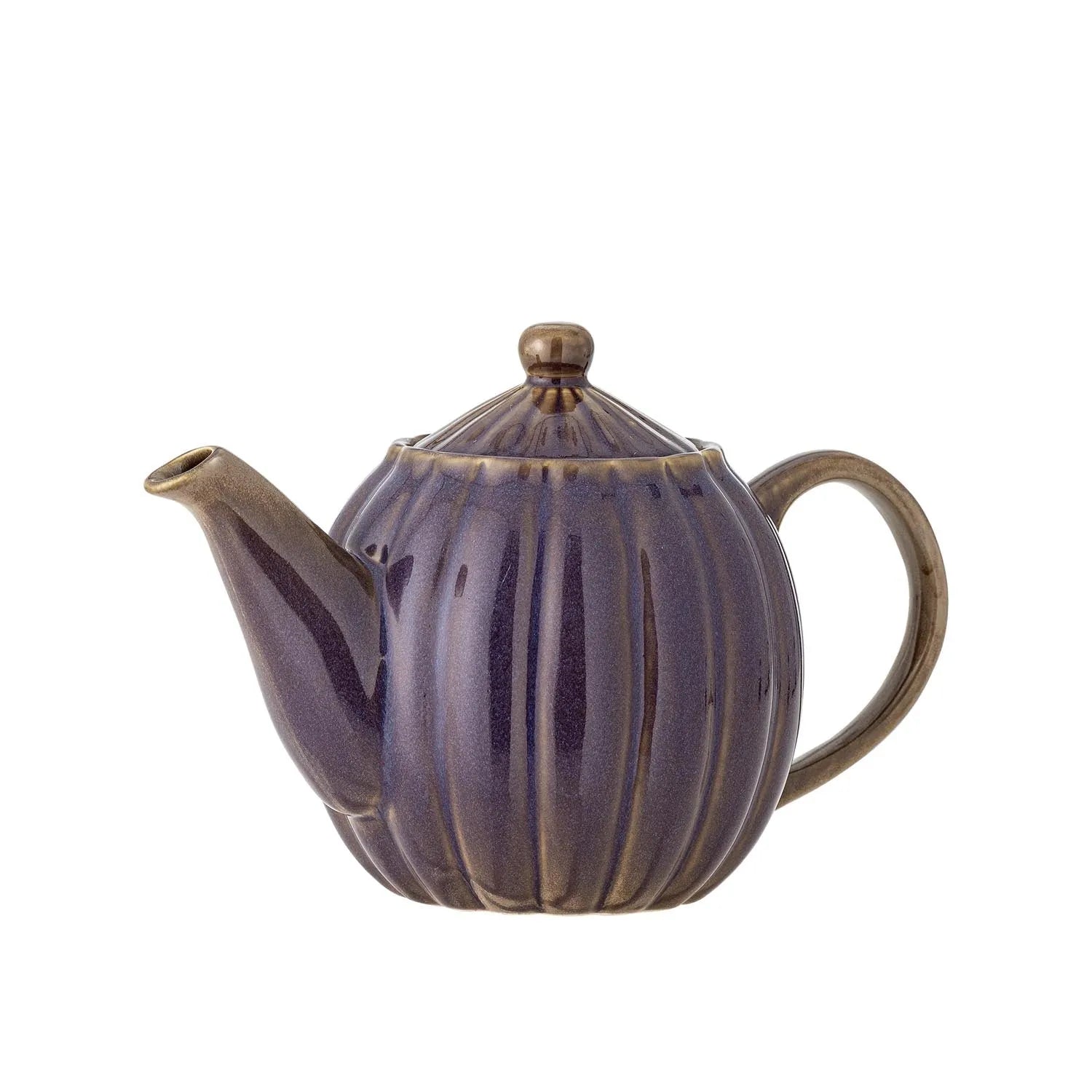 Die violette Latina Teekanne aus Steingut von Bloomingville vereint elegantes Design mit hervorragender Wärmespeicherung.