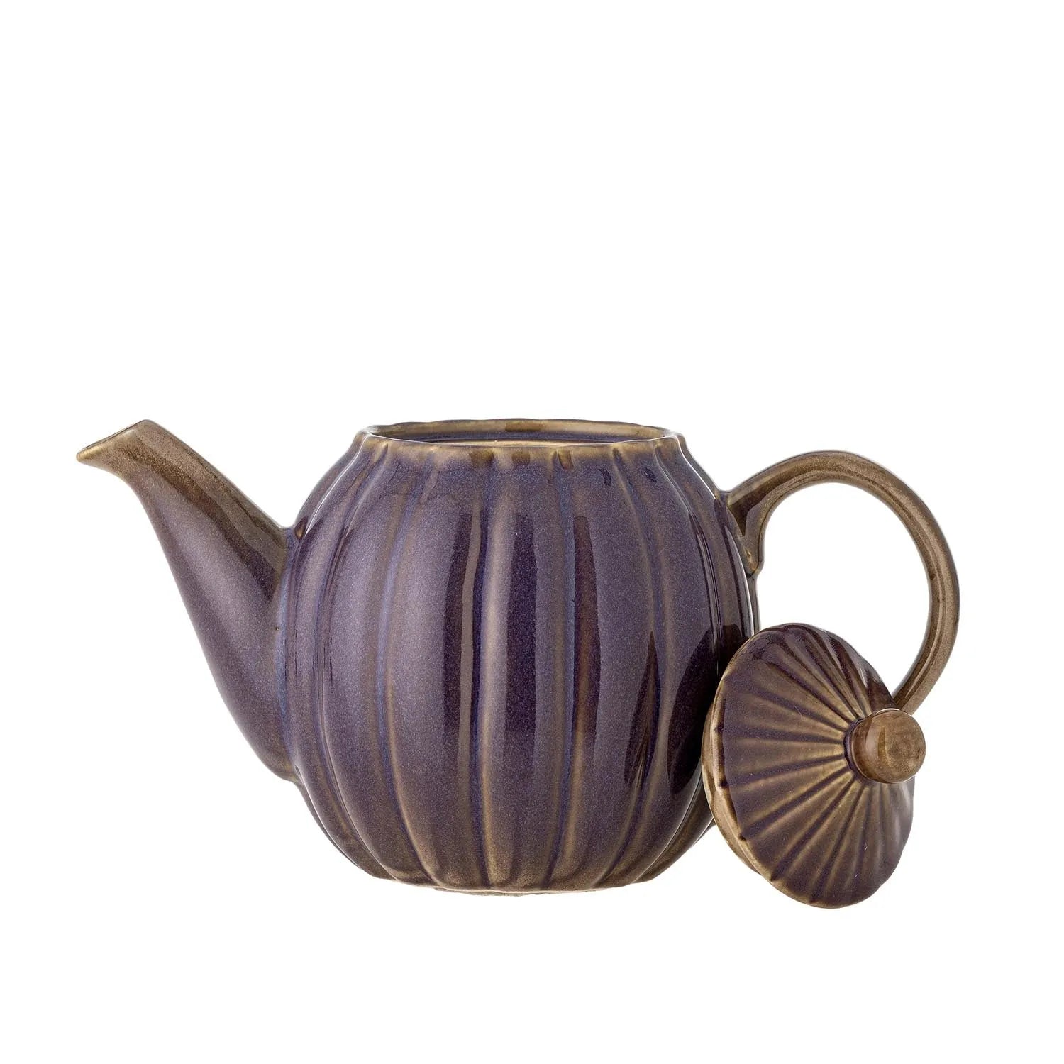 Die violette Latina Teekanne aus Steingut von Bloomingville vereint elegantes Design mit hervorragender Wärmespeicherung.