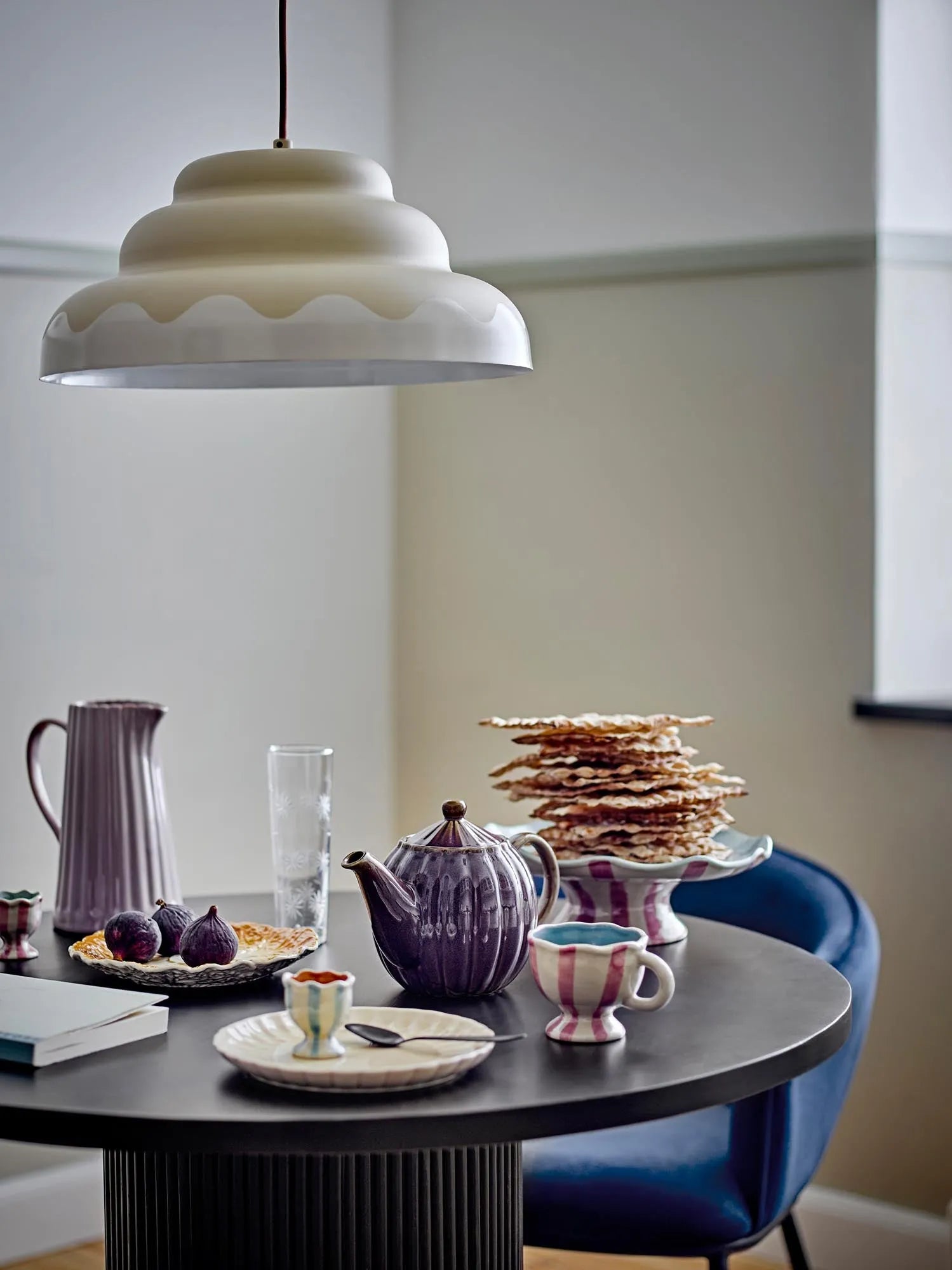 Die violette Latina Teekanne aus Steingut von Bloomingville vereint elegantes Design mit hervorragender Wärmespeicherung.