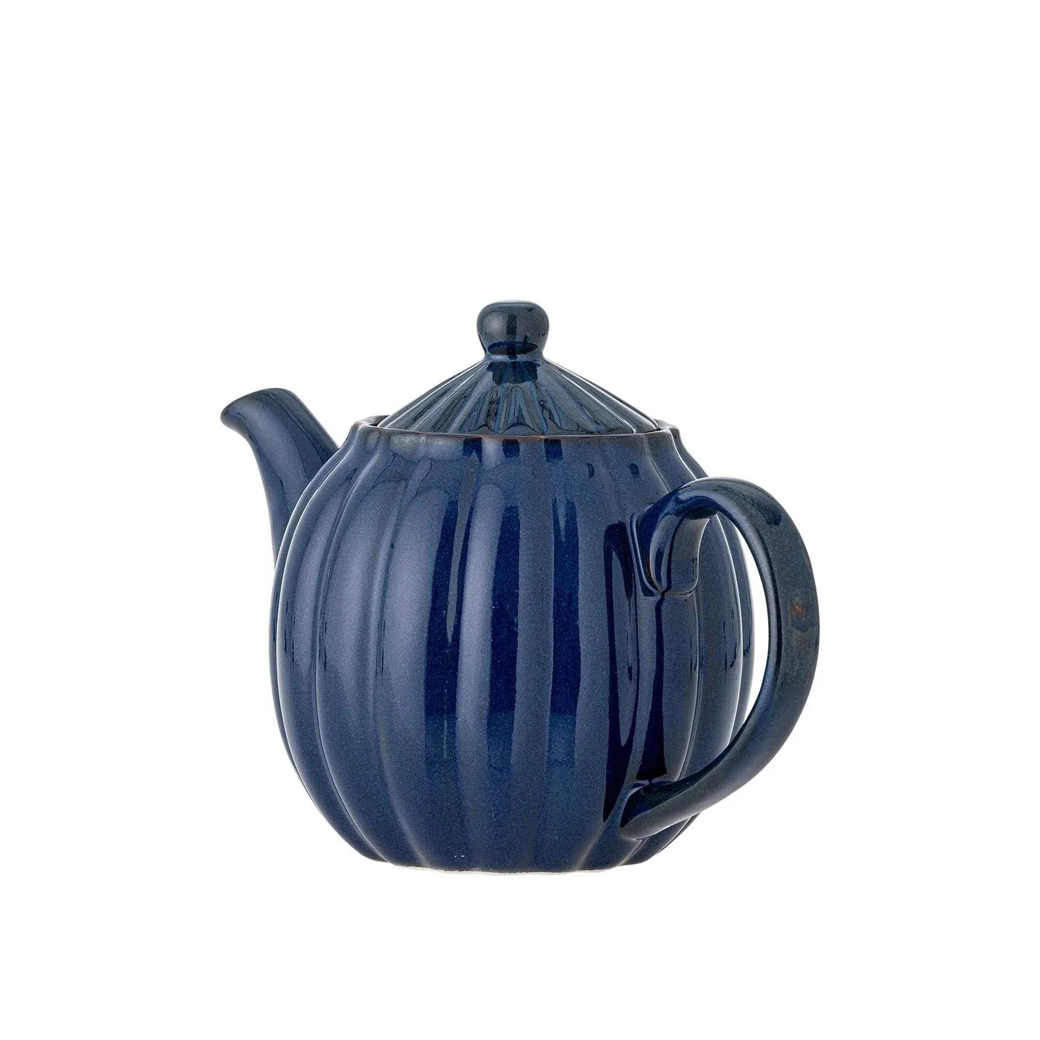 Elegante blaue Steingut-Teekanne von Bloomingville, die Wärme speichert und mit einzigartiger Glasur besticht.