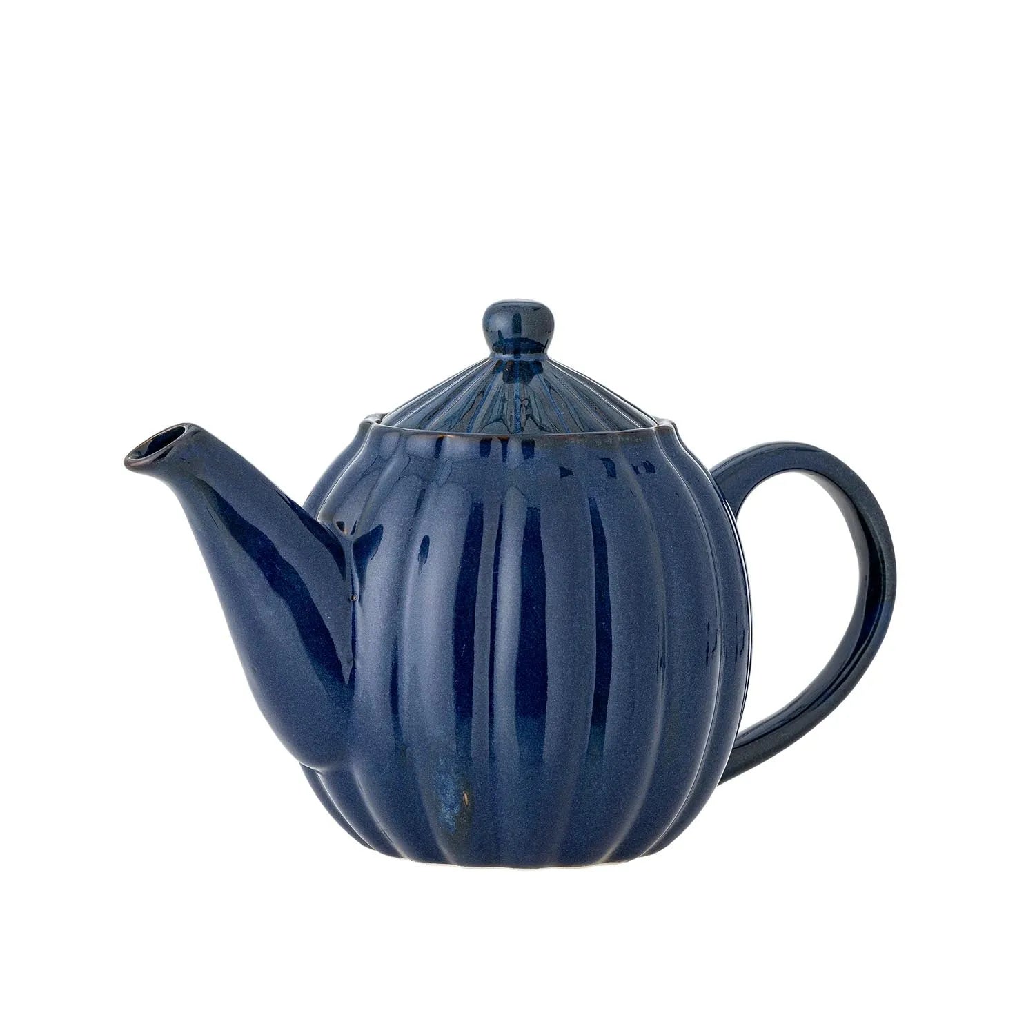 Elegante blaue Steingut-Teekanne von Bloomingville, die Wärme speichert und mit einzigartiger Glasur besticht.