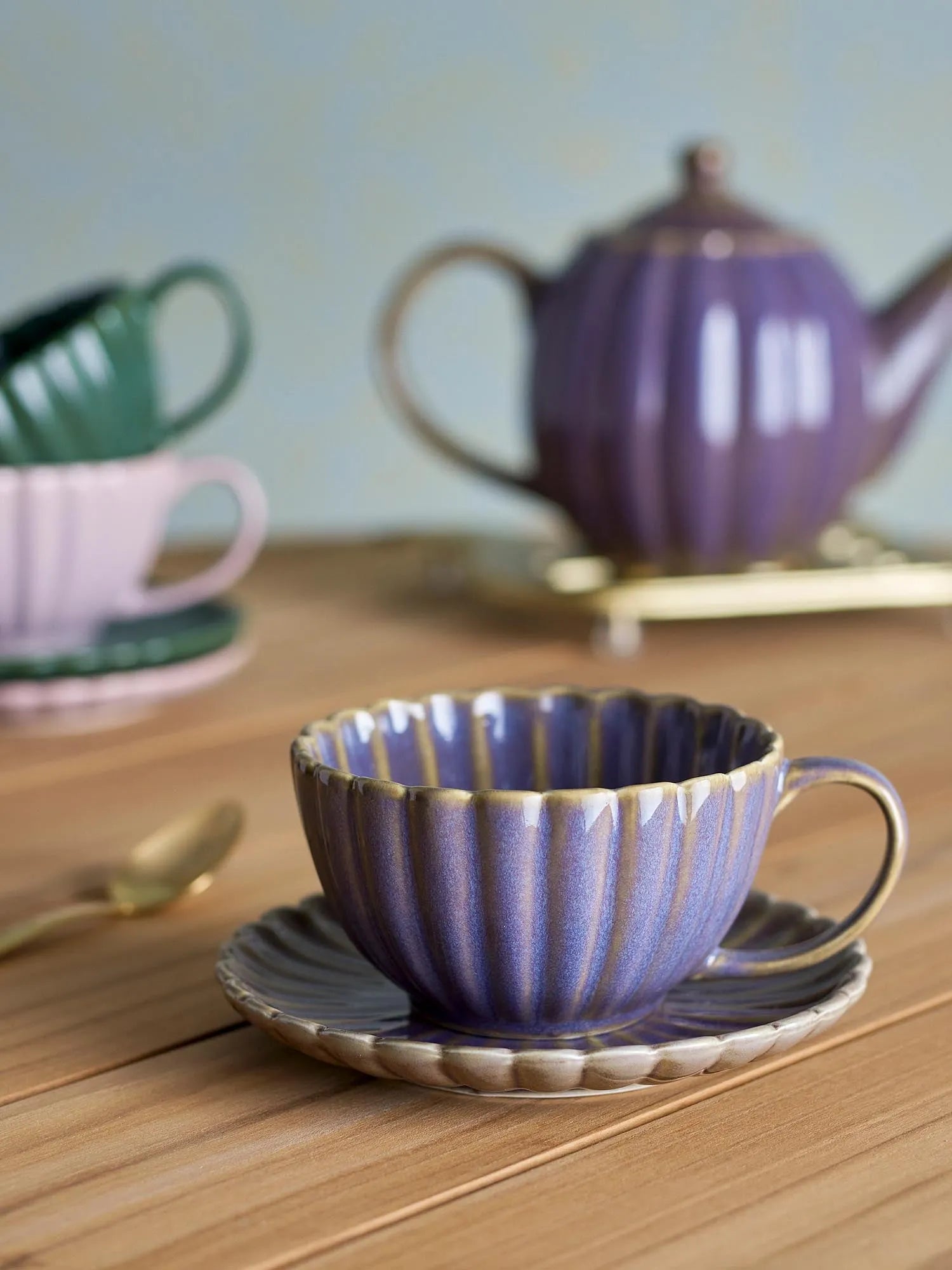 Elegante violette Tasse mit Untertasse aus Steingut, ideal für stilvolle Kaffeepausen. Handwerkskunst mit einzigartiger Glasur.