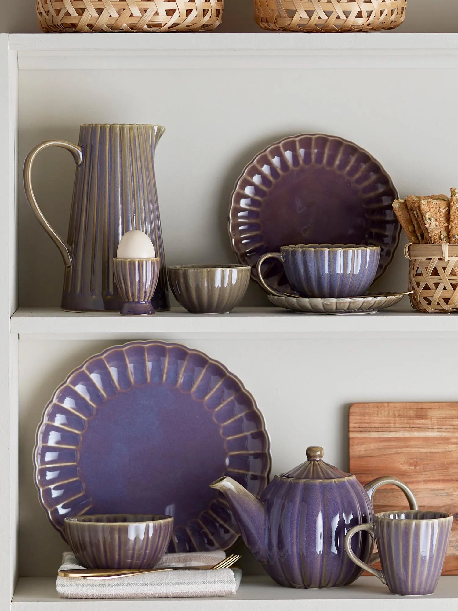 Eleganter violetter Eierbecher aus Steingut, handgefertigt mit einzigartiger Glasur, ideal für stilvolle Tischdekoration.