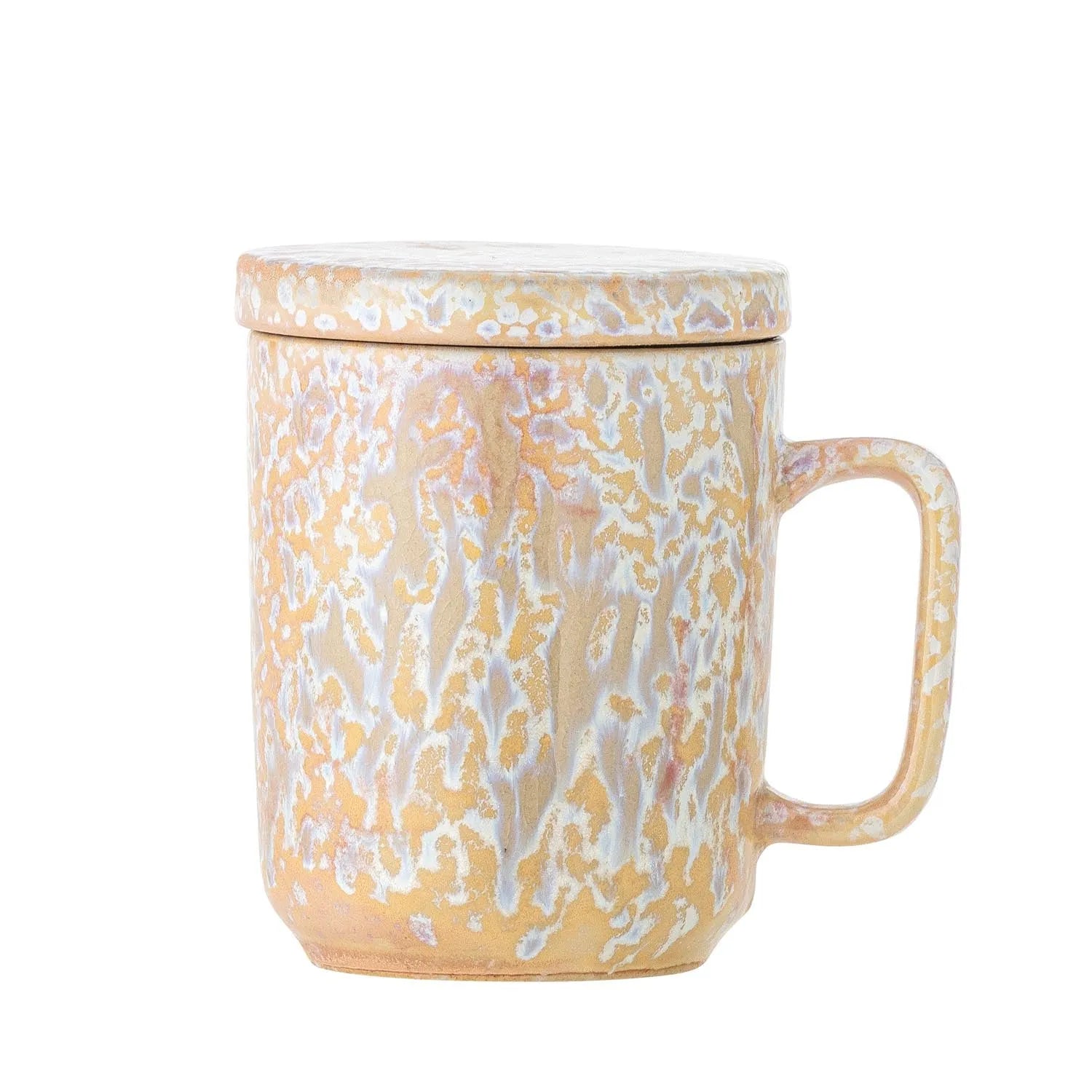 Eleganter Steingutbecher mit Deckel und Teesieb, ideal für Teeliebhaber. Robustes Design, natürliche Erdtöne, perfektes Geschenk.