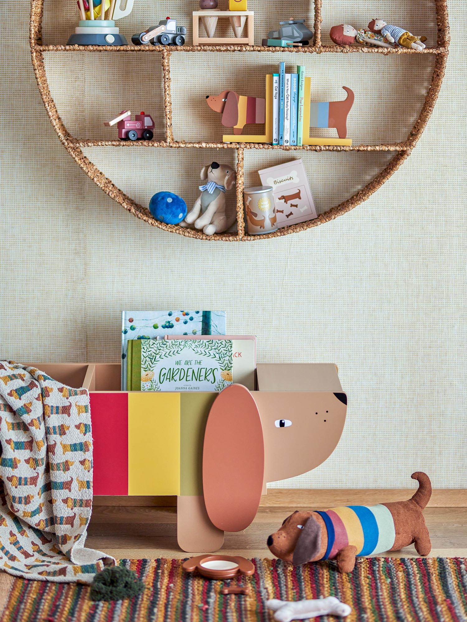 Der Charlie Bücherständer von Bloomingville Mini aus braunem MDF bietet eine stilvolle und praktische Lösung zur Bücheraufbewahrung im Kinderzimmer.