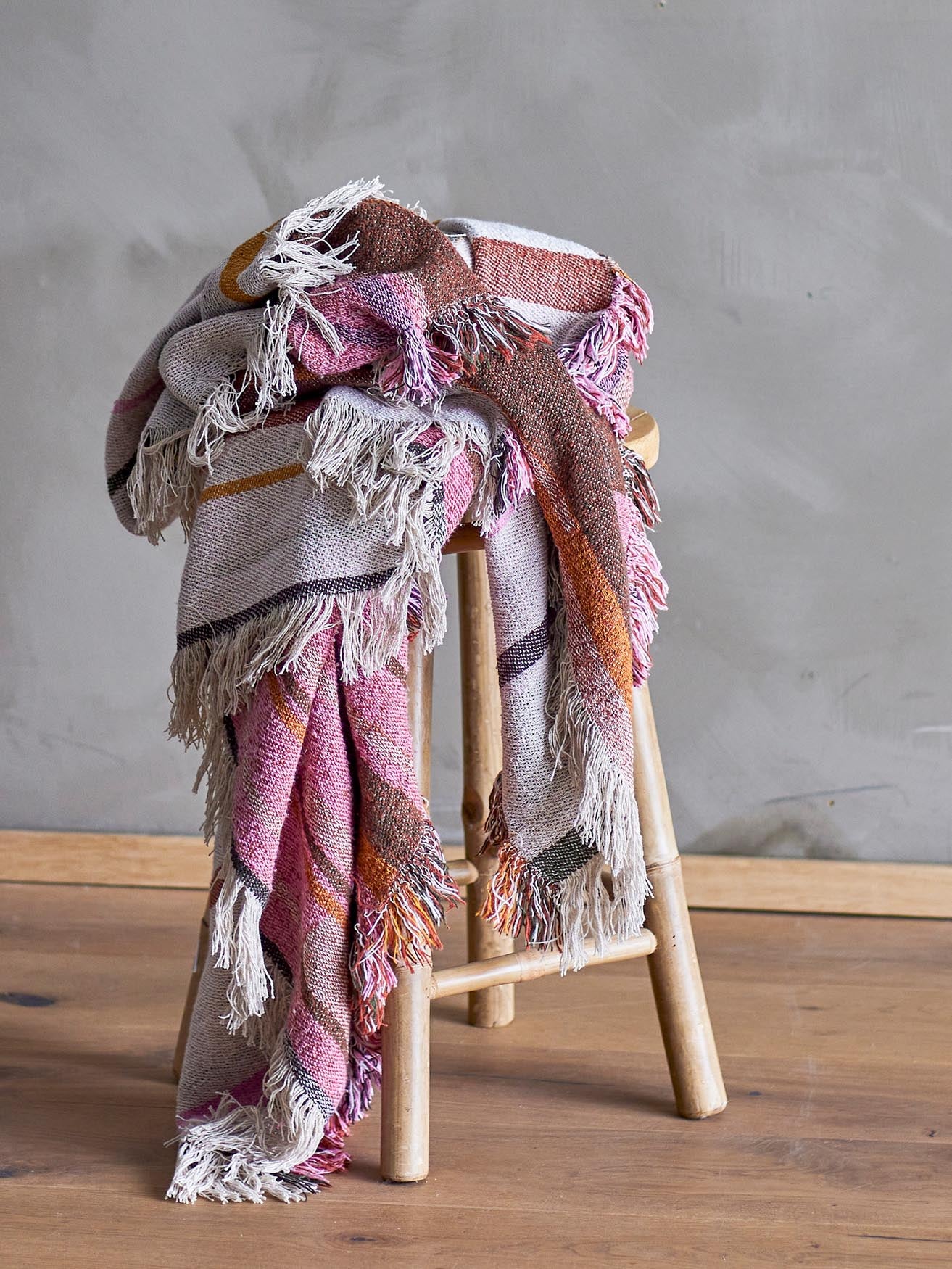 Die Toscana Decke von Bloomingville vereint Nachhaltigkeit und Stil. Hergestellt aus recycelter Baumwolle, bietet sie Komfort und Eleganz für jedes Zuhause.