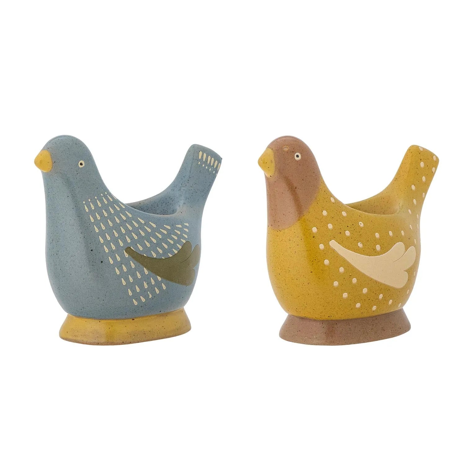 Der Birdy Eierbecher in Blau von Bloomingville vereint robustes Steingut mit verspieltem Design und bringt Natur auf den Tisch.