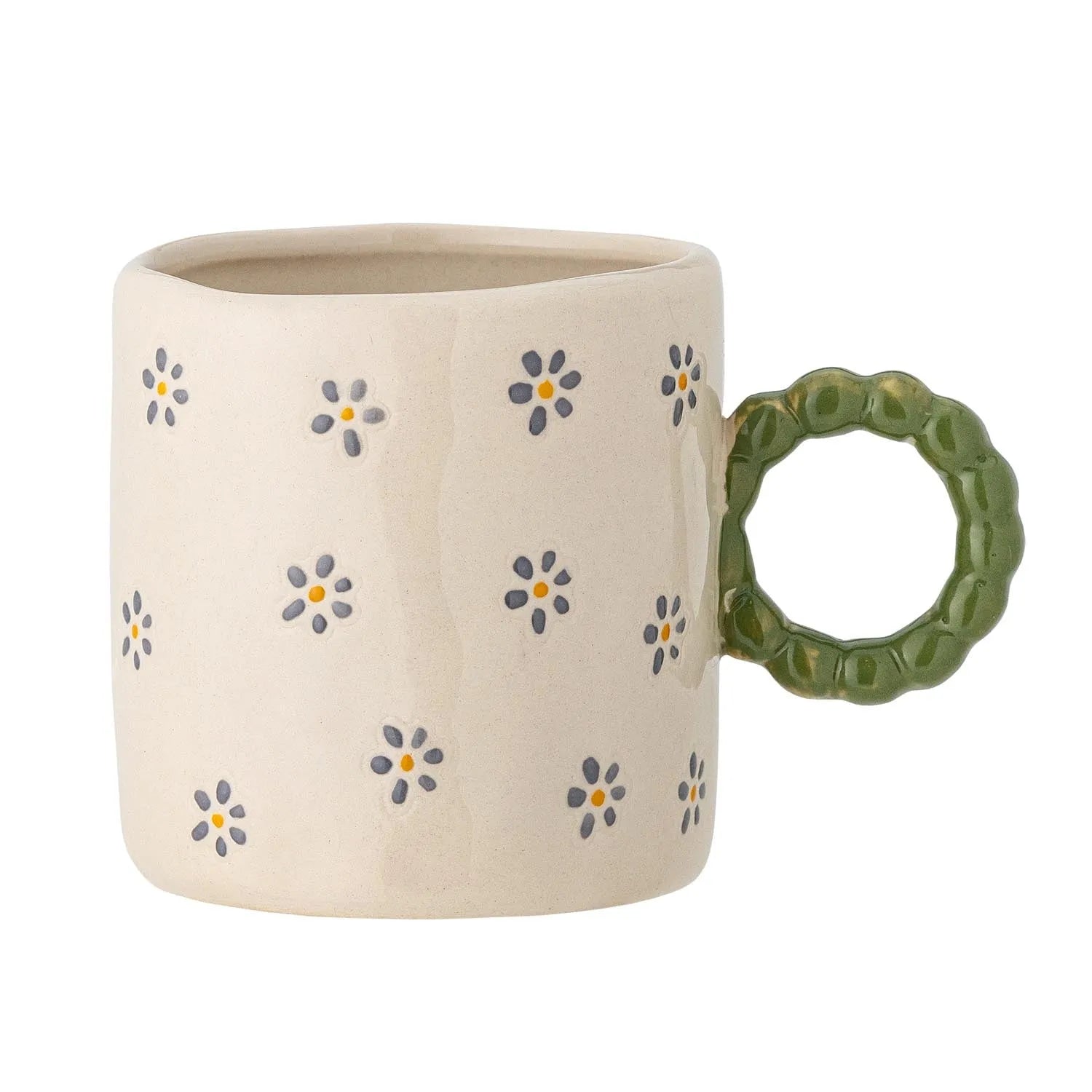 Die Dorthea Tasse aus weißem Steingut von Bloomingville MINI vereint robustes Material mit handbemaltem Charme für täglichen Genuss.