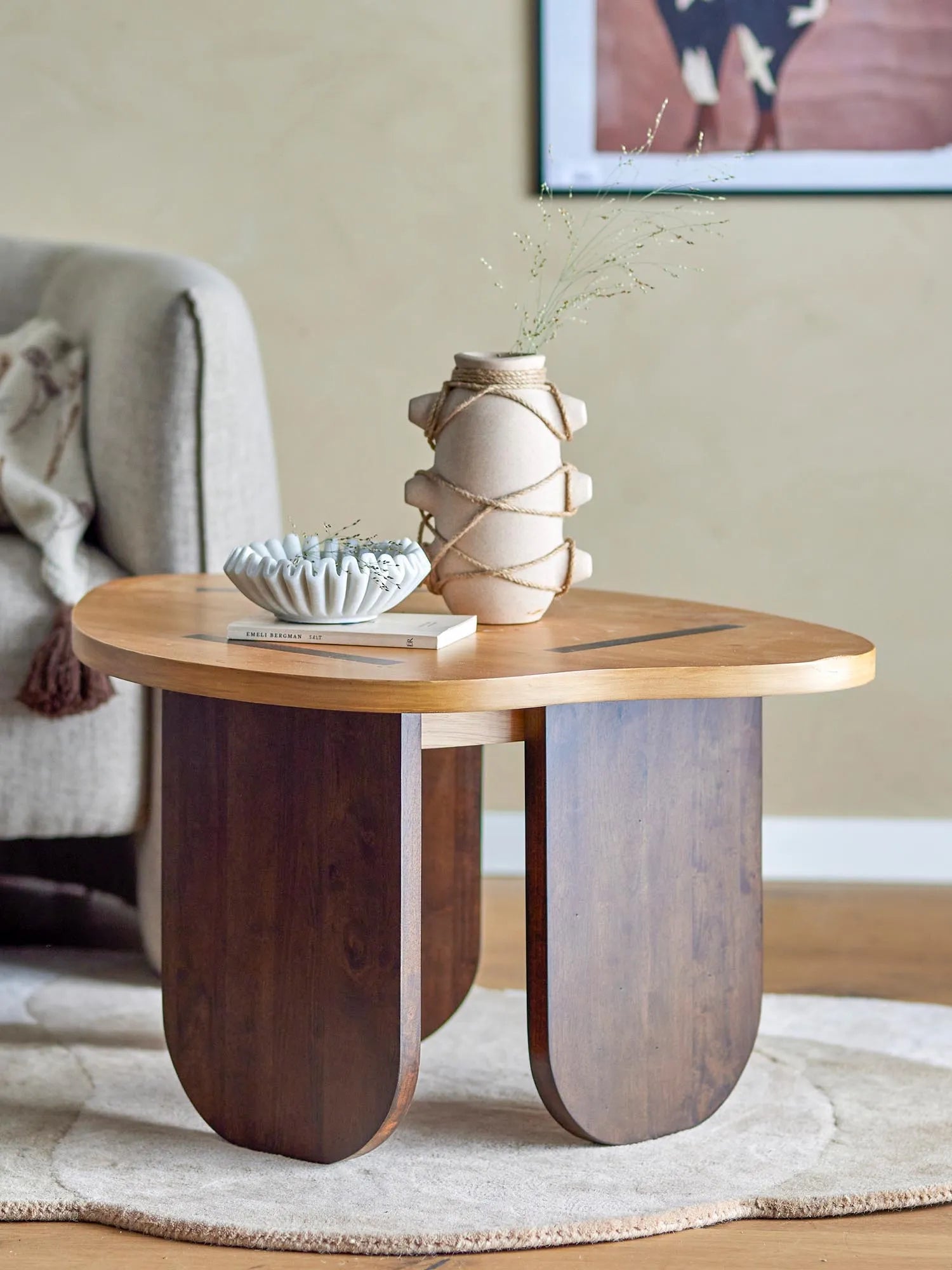 Eleganter Couchtisch aus Gummibaumholz, vereint skandinavisches Design mit Funktionalität und natürlicher Schönheit.