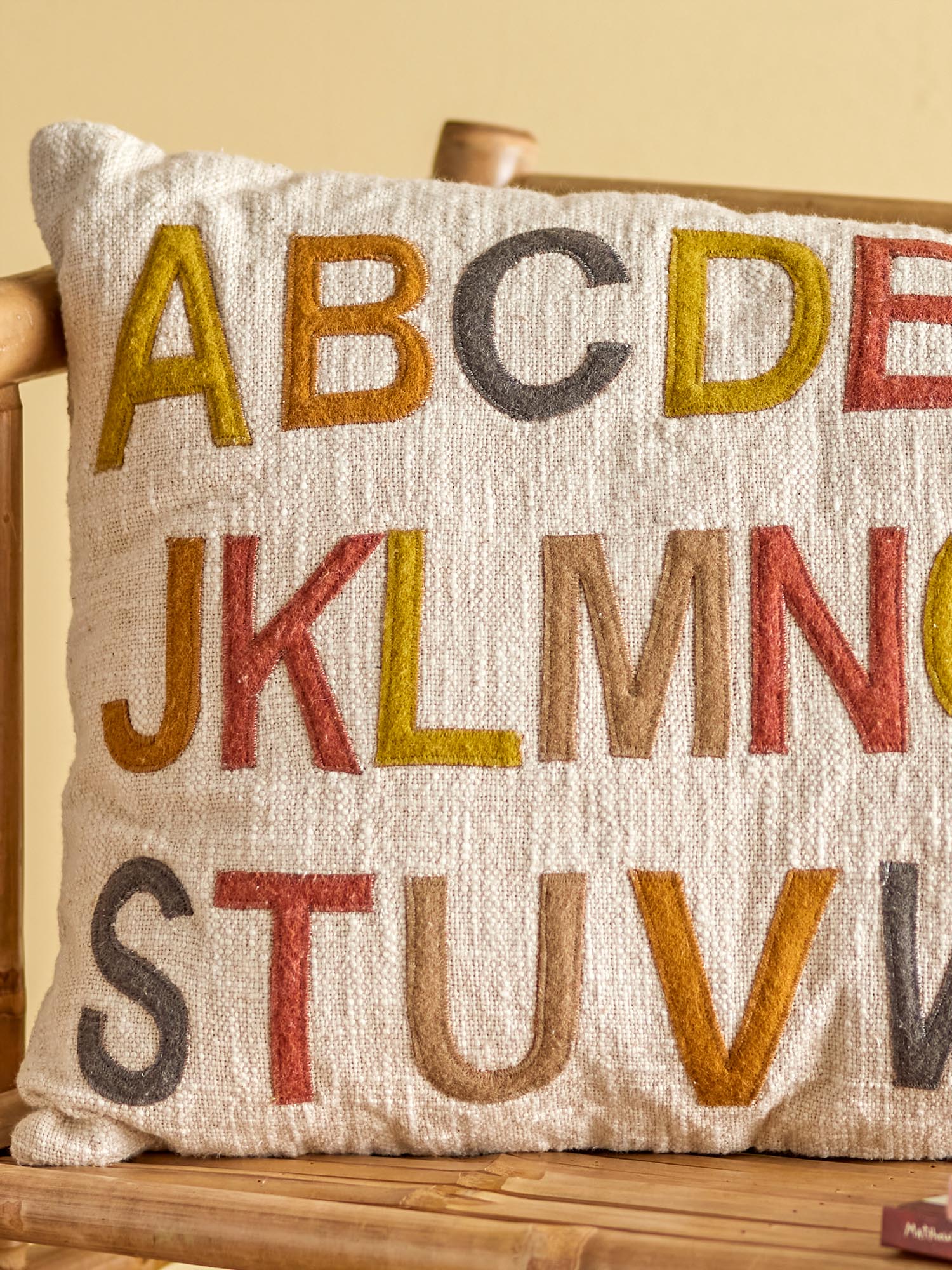 Weiches Baumwollkissen mit Alphabet-Design, fördert Lernen und Dekor, ideal für Kinderzimmer.