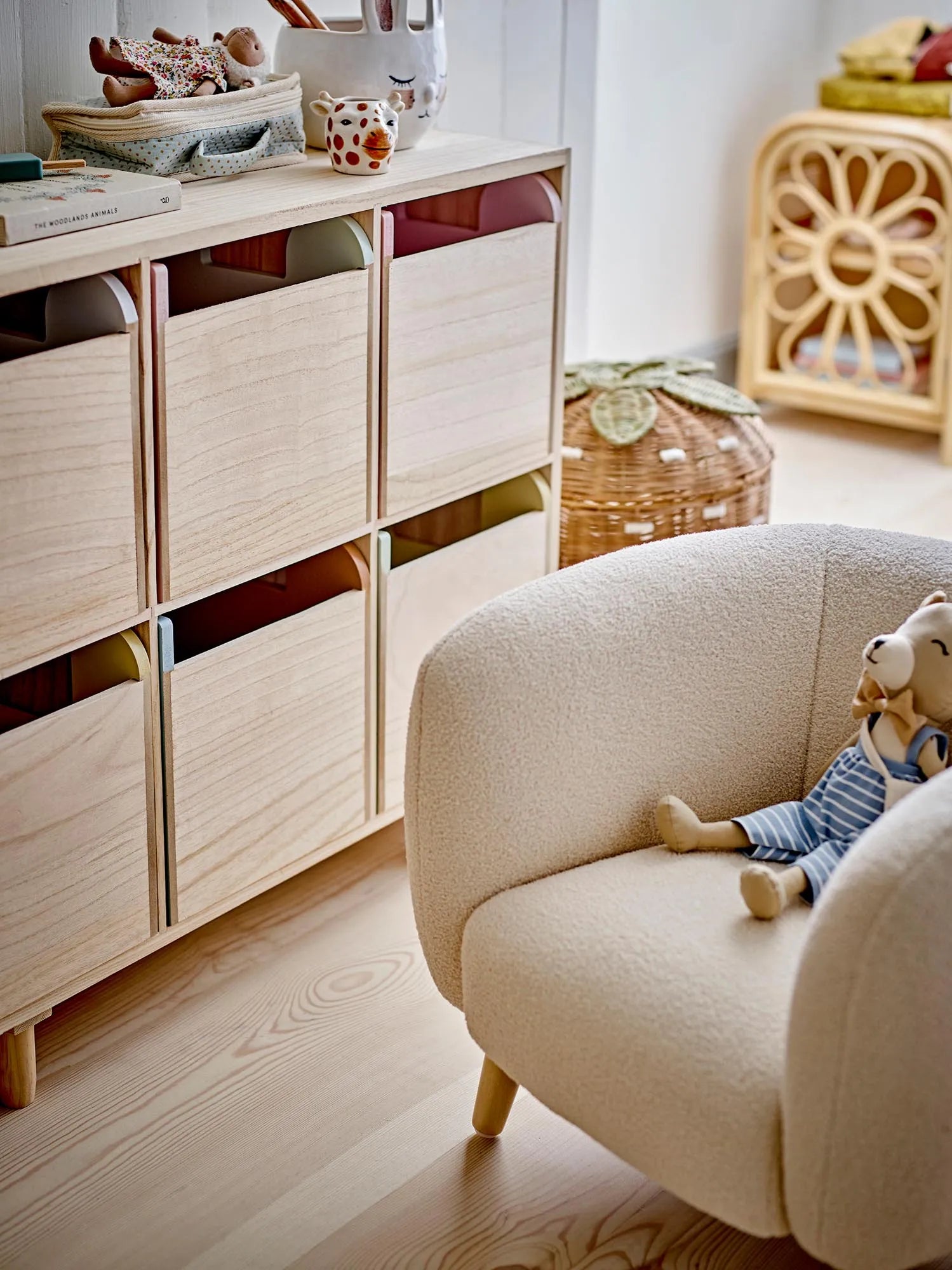 Der Cade Stuhl von Bloomingville Mini: Ein eleganter, weißer Kinderstuhl aus strapazierfähigem Polyester, der Komfort und Stil vereint.