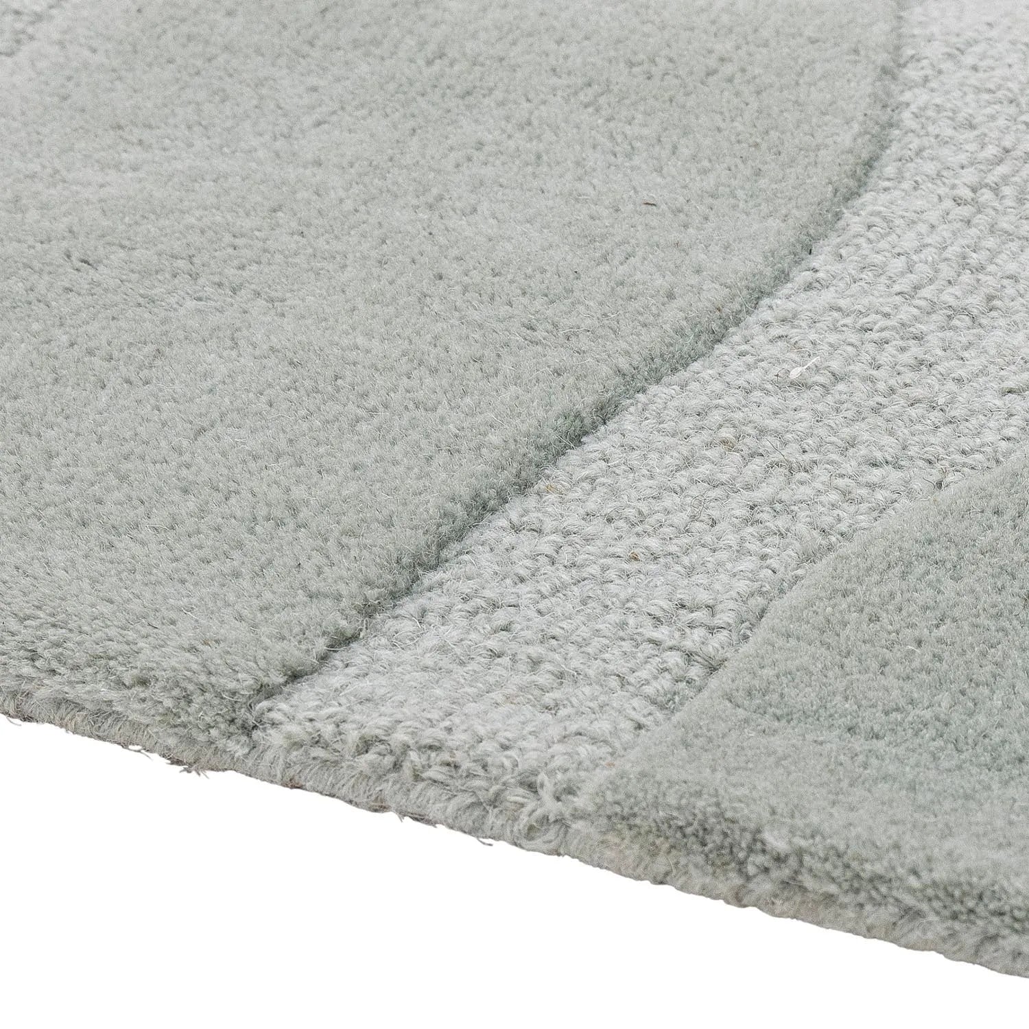 Der Darlington Teppich von Bloomingville: Eleganz in Grün, aus weicher Wolle, bringt Ruhe und Stil in Ihr Zuhause.