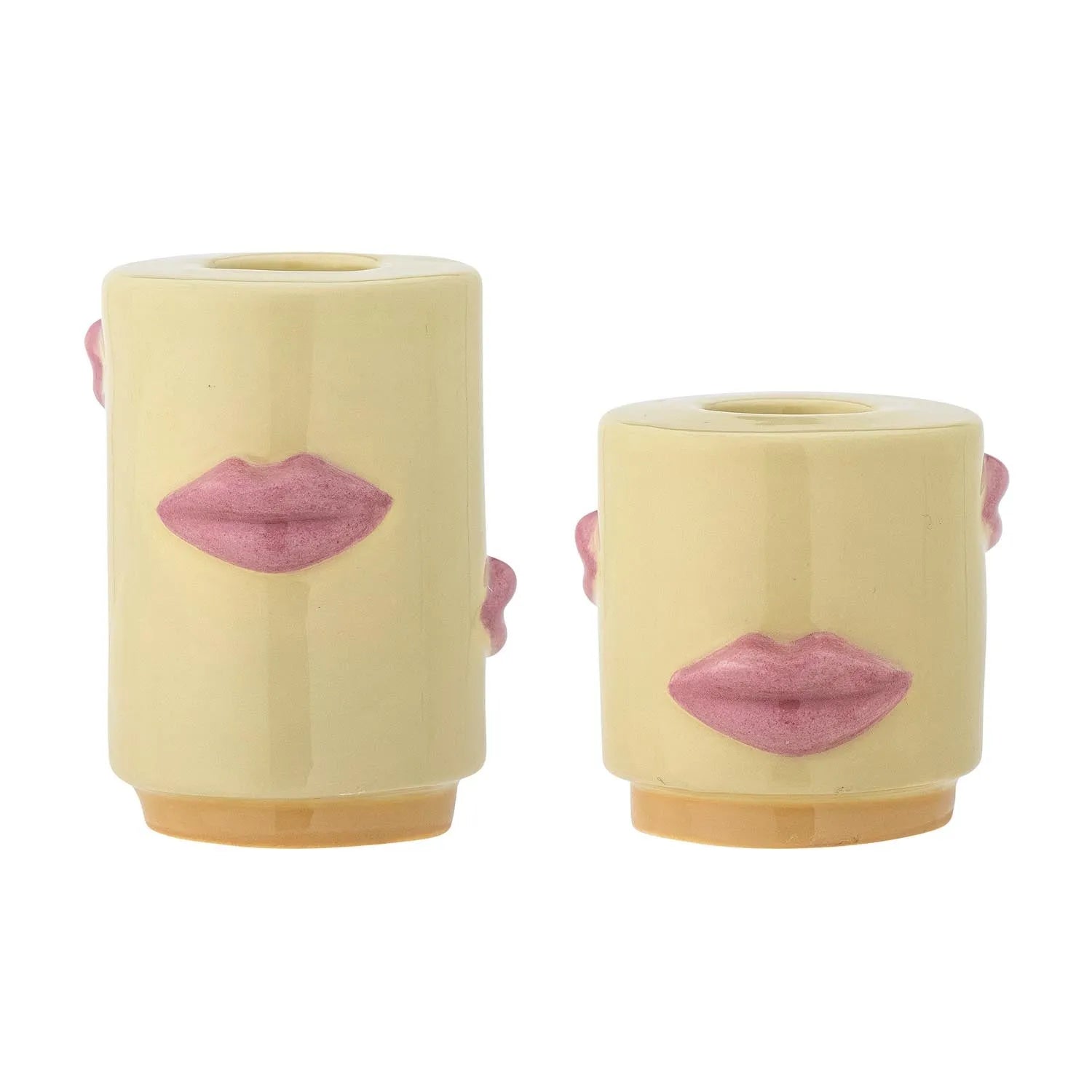 Der Sassy Kerzenhalter in leuchtendem Gelb aus Steingut verleiht jedem Raum mit seinen verspielten Lippen-Details einen modernen Touch.