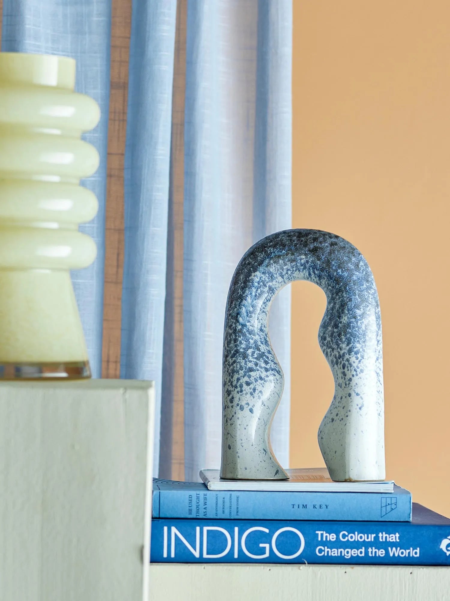 Elegantes Steingut-Dekoobjekt in Blau, handgefertigt mit reaktiver Glasur für einzigartige Farbnuancen.