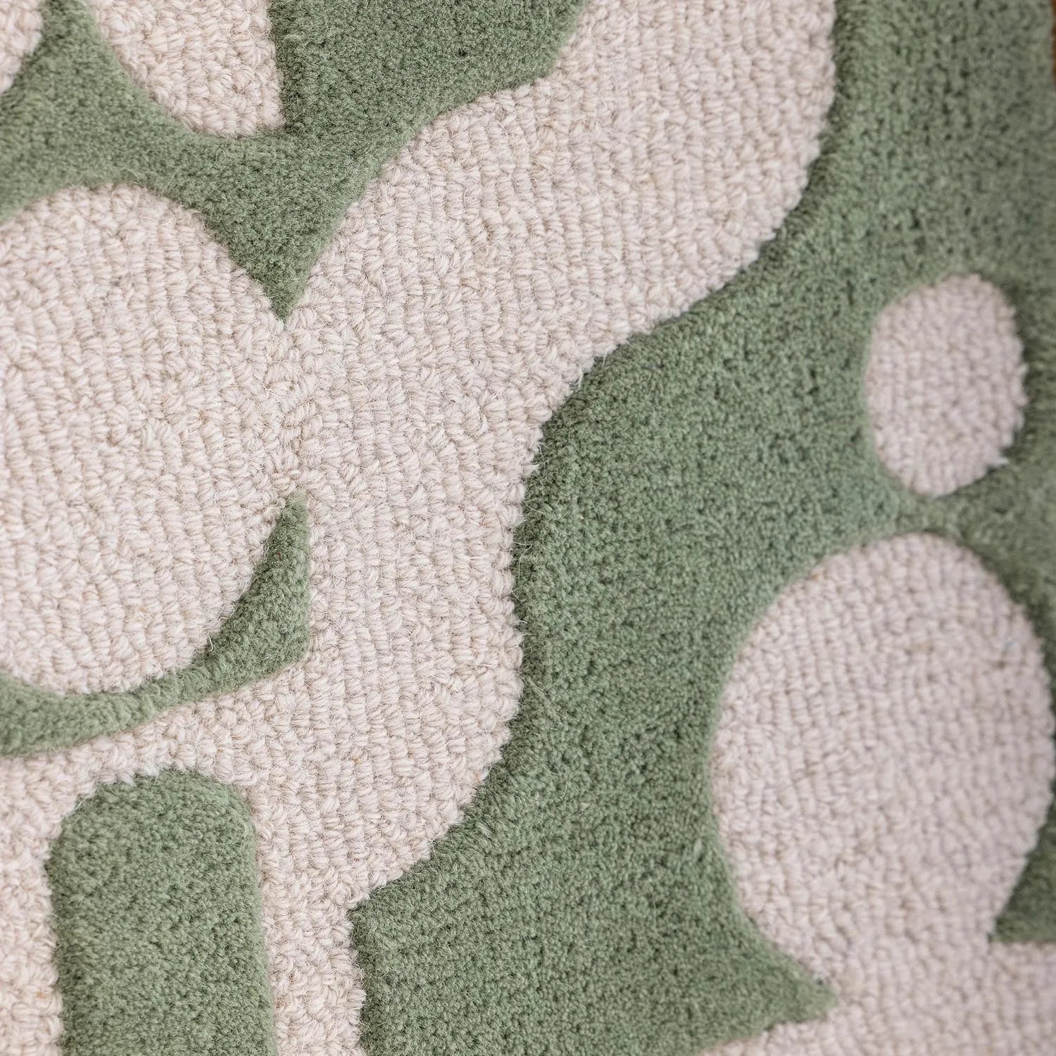 Die Longton Wanddekoration von Bloomingville vereint natürliche Eleganz und künstlerische Handwerkskunst in einem grünen Wollkunstwerk.