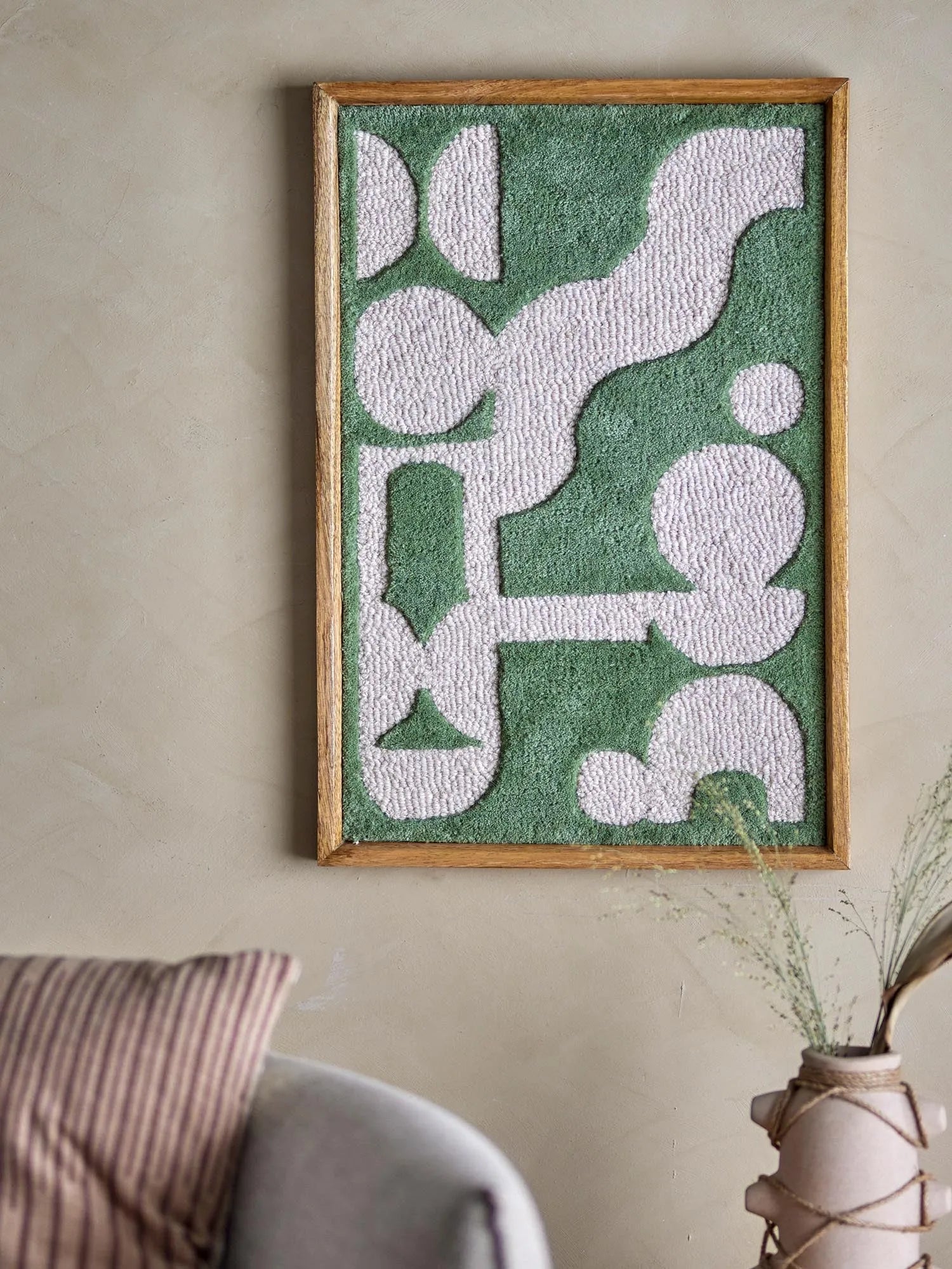 Die Longton Wanddekoration von Bloomingville vereint natürliche Eleganz und künstlerische Handwerkskunst in einem grünen Wollkunstwerk.