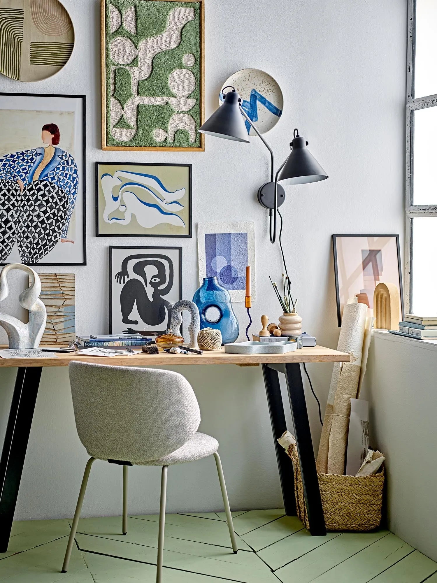Die Longton Wanddekoration von Bloomingville vereint natürliche Eleganz und künstlerische Handwerkskunst in einem grünen Wollkunstwerk.