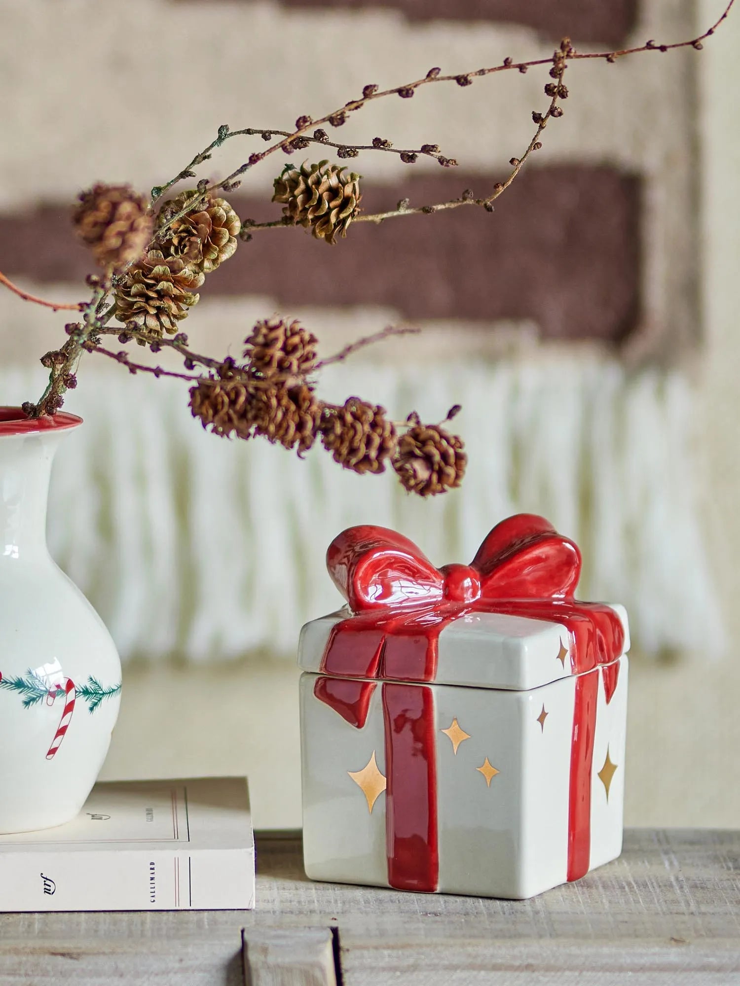 Das Jolly Gefäß von Bloomingville: Rotes Steingut mit goldenen Sternen, festlich und funktional, ideal für Dekor und Aufbewahrung.