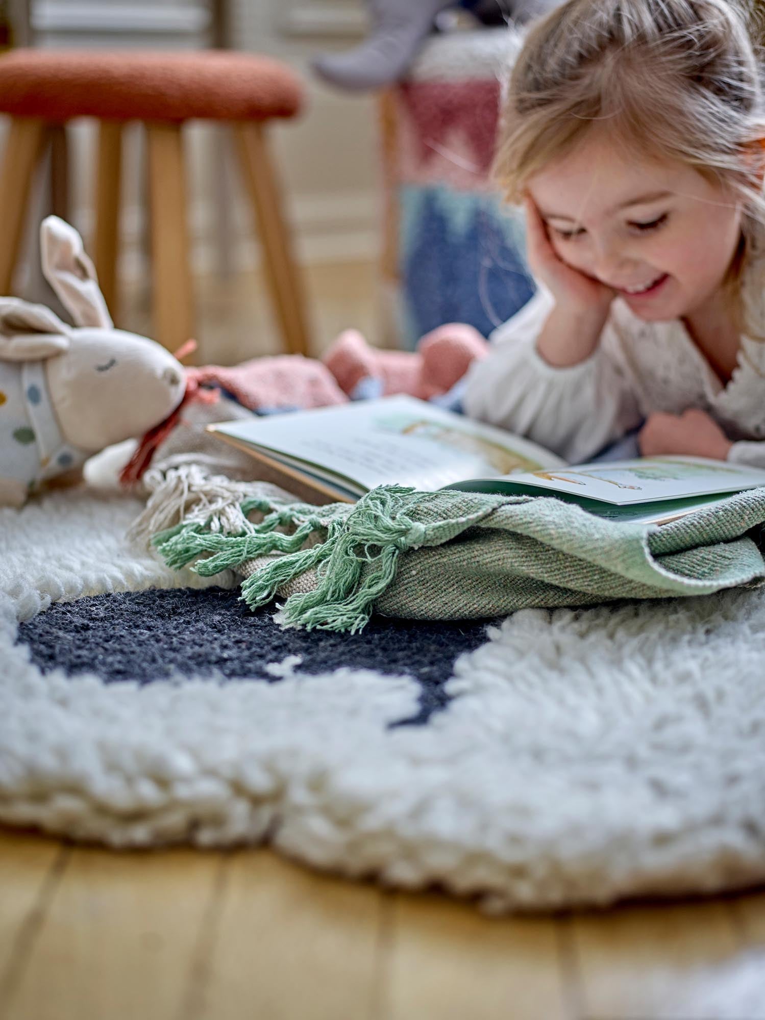 Der Dolly Teppich von Bloomingville Mini aus weißer Wolle ist weich, stilvoll und ideal für Kinderzimmer.
