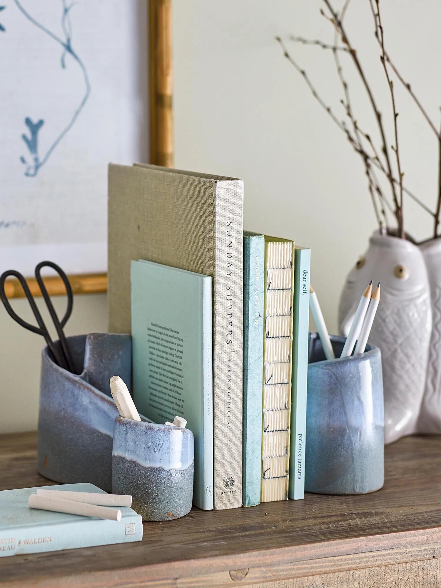 Elegante Buchstütze aus blauem Steingut mit einzigartiger Glasur, die jedem Raum künstlerische Tiefe verleiht.