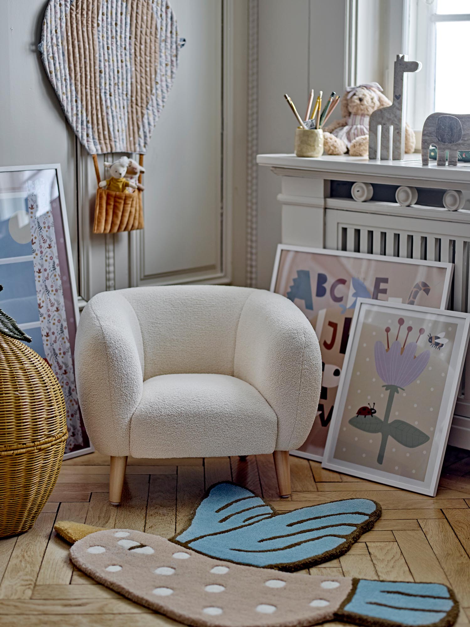 Ein weicher, blauer Wollteppich von Bloomingville Mini, inspiriert von Blue Jays, ideal für Kinderzimmer, stilvoll und gemütlich.