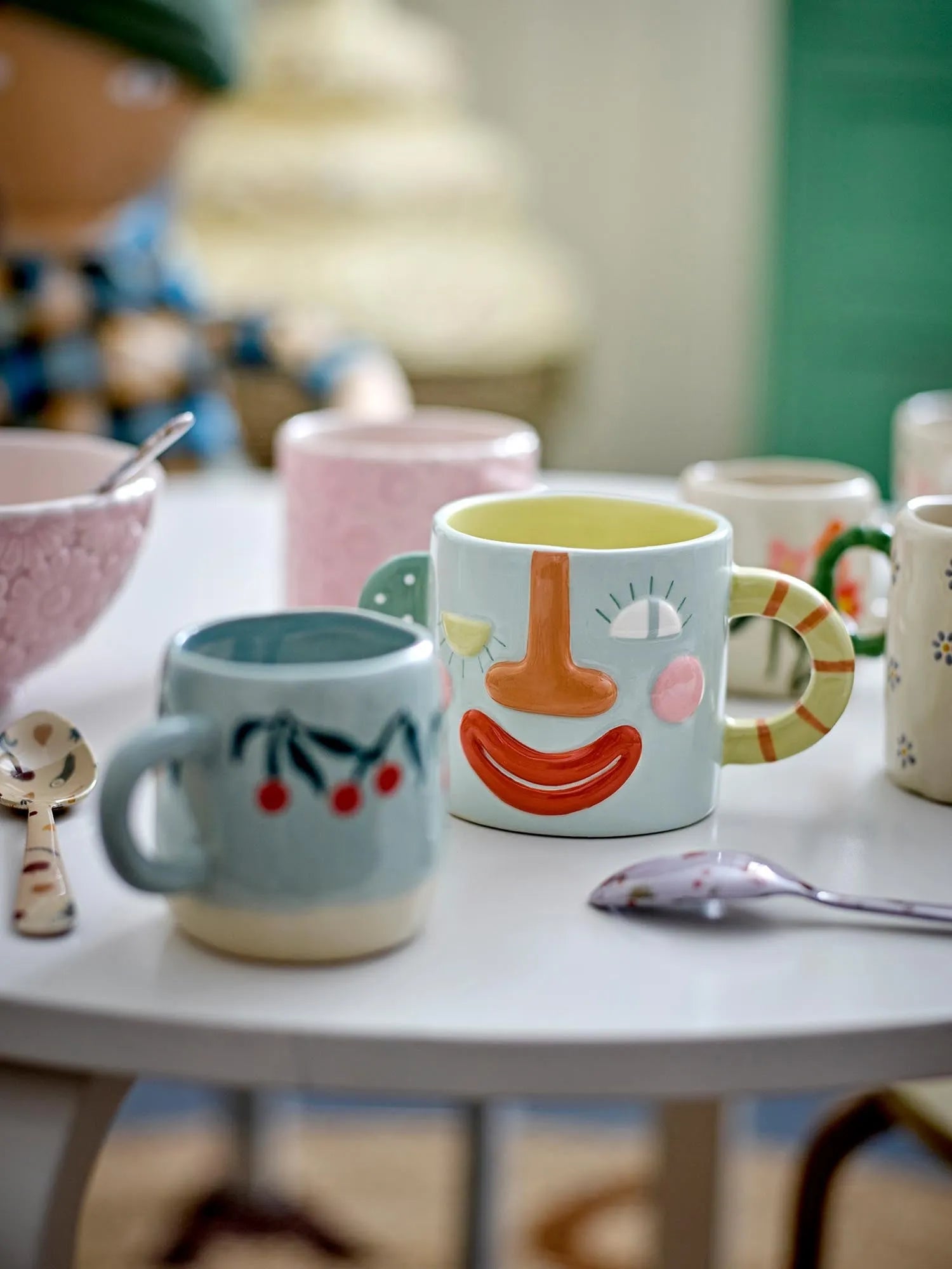 Die Sylvie Tasse in Blau von Bloomingville Mini: Ein charmantes Steingutstück mit handbemaltem Design für stilvollen Genuss.