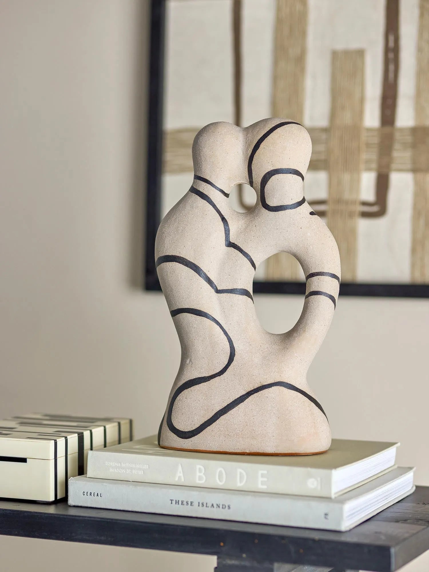 Eugenie Deko: Einzigartiges Steingut-Design von Bloomingville, das mit handbemalter Glasur und natürlichen Formen besticht.
