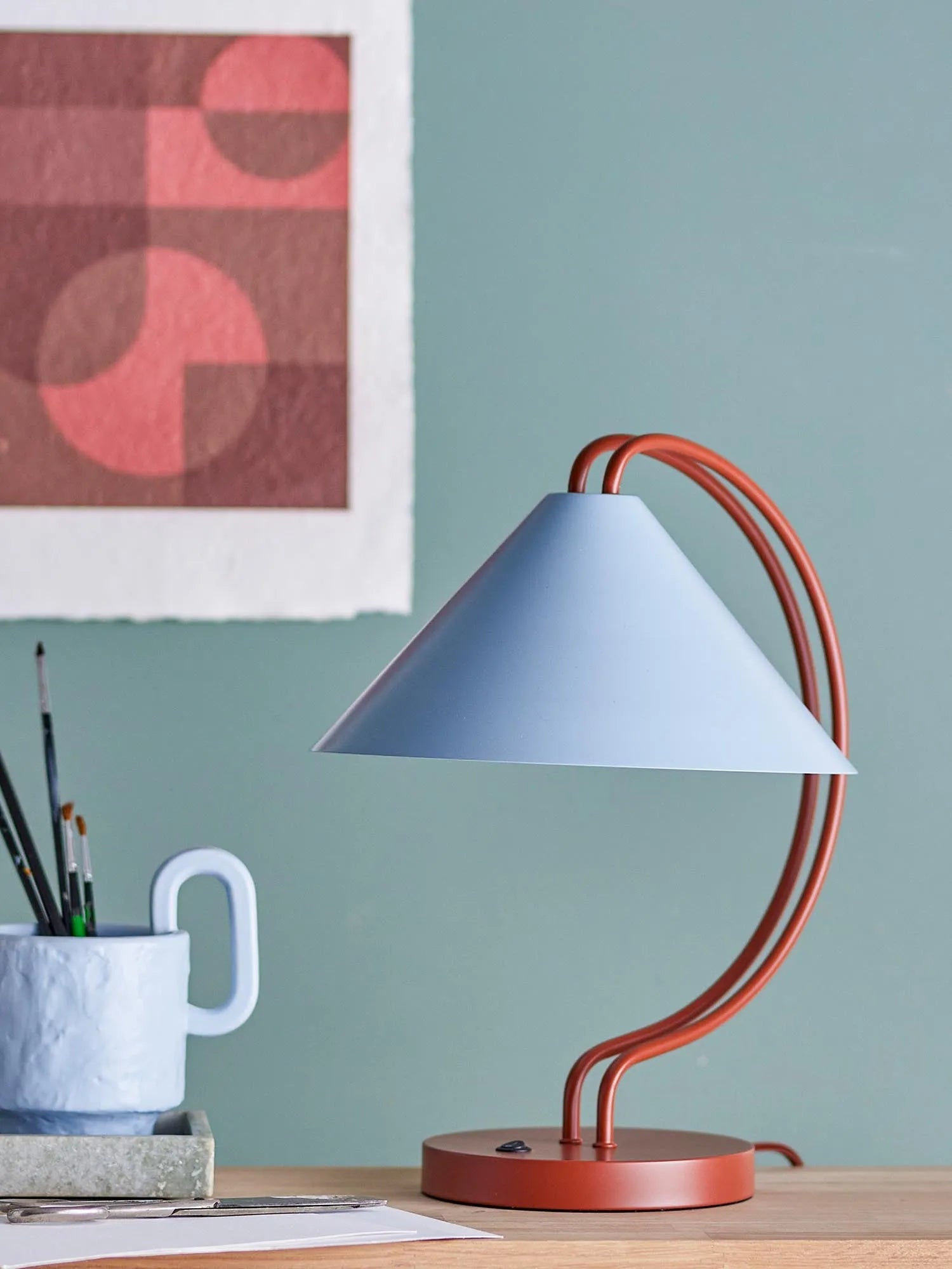 Die Janya Tischlampe in Rot von Bloomingville vereint skandinavisches Design mit Funktionalität und verleiht jedem Raum einen stilvollen Akzent.