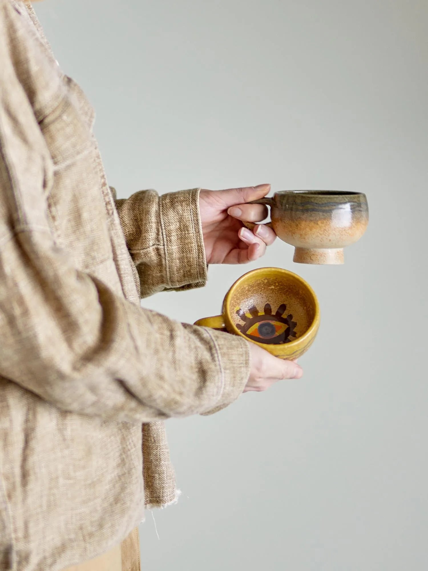 Die Oculus Tasse von Bloomingville besticht durch ihr erdiges Design und handbemalte Details, ideal für stilvolle Kaffeepausen.