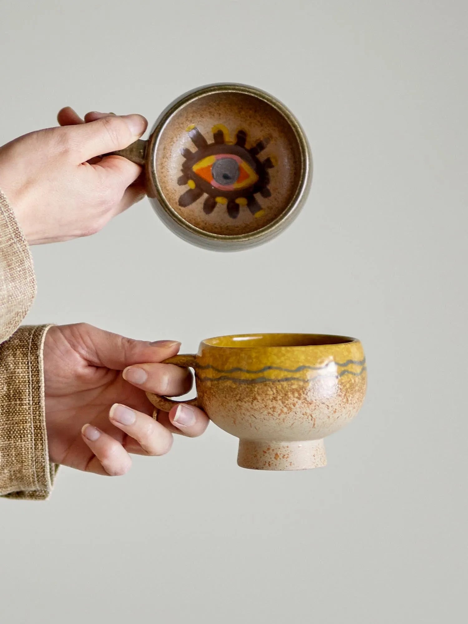 Die Oculus Tasse von Bloomingville besticht durch ihr erdiges Design und handbemalte Details, ideal für stilvolle Kaffeepausen.