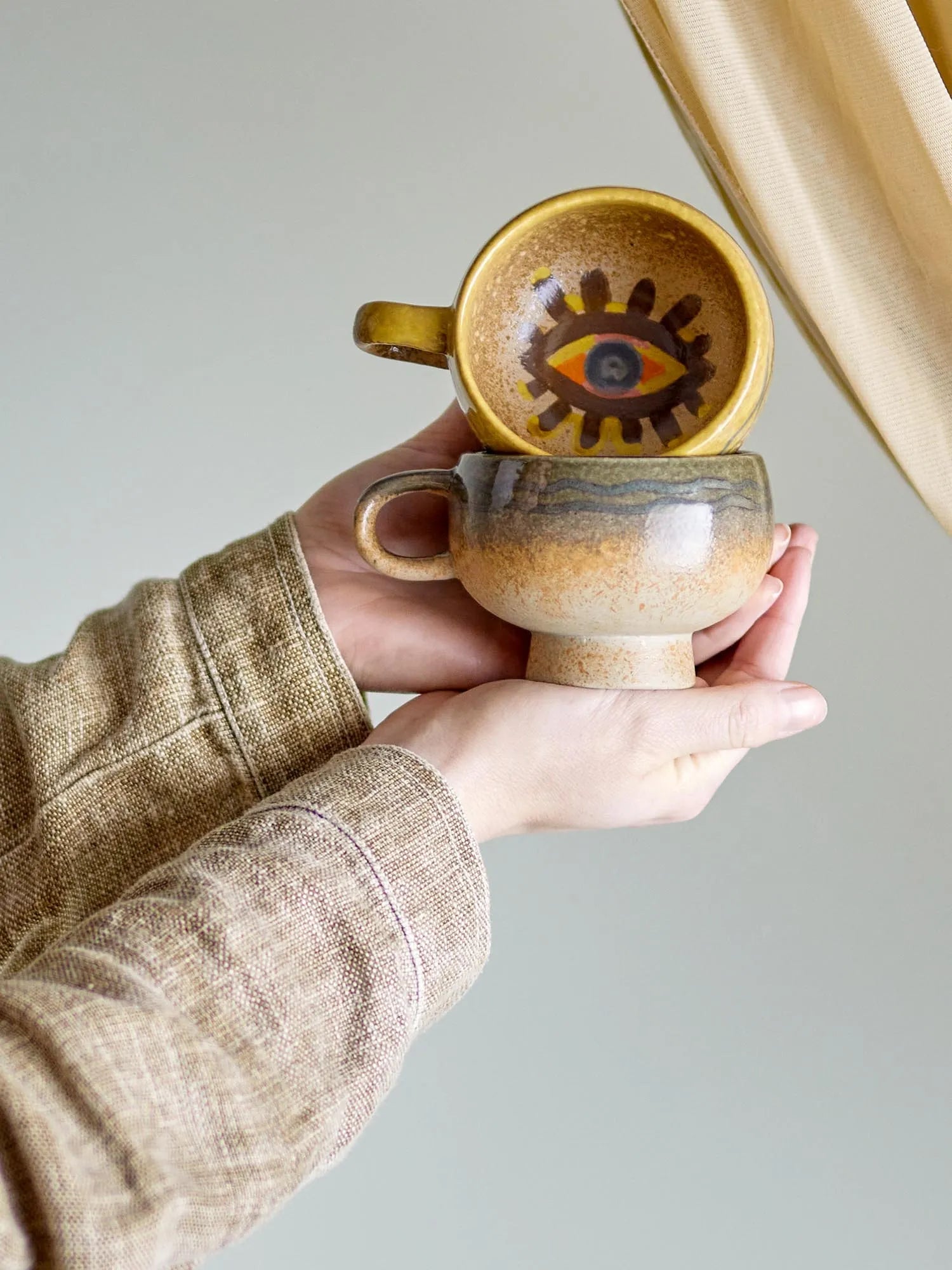 Die Oculus Tasse von Bloomingville besticht durch ihr erdiges Design und handbemalte Details, ideal für stilvolle Kaffeepausen.