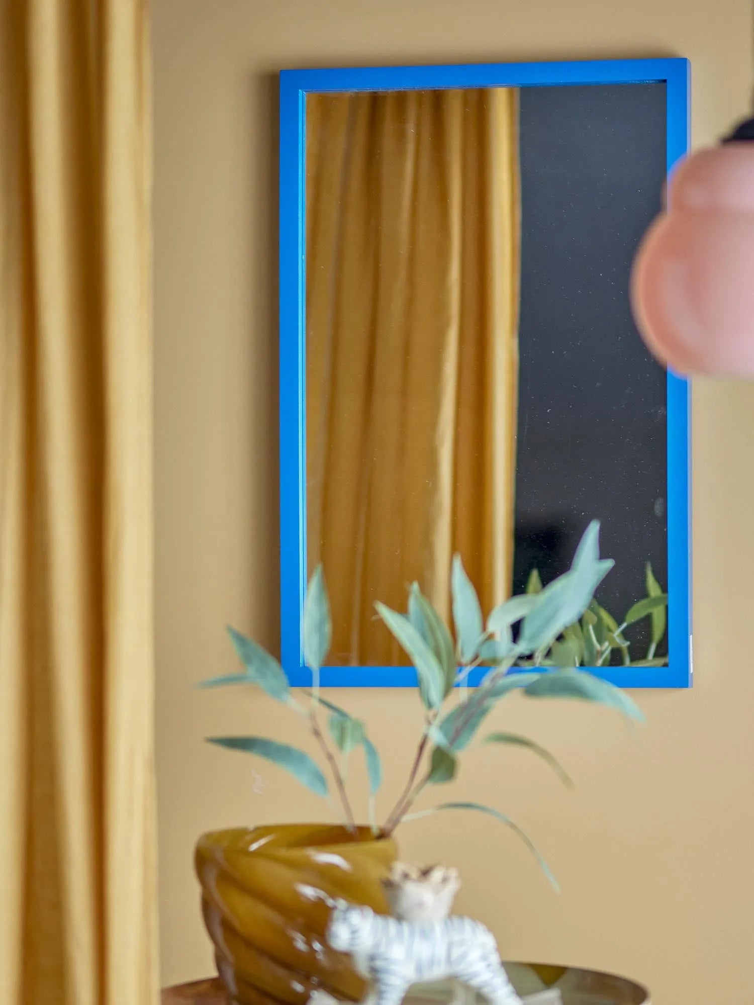 Eleganter blauer MDF-Rahmen, skandinavisches Design, vielseitig als Spiegel und Pinnwand, ideal für jeden Raum.