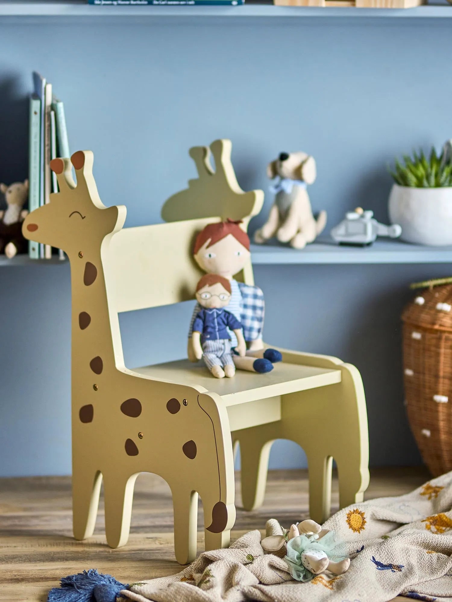 Der Ibber Stuhl in Giraffenform, aus grauem, FSC®100% MDF, vereint verspieltes Design mit nachhaltiger Qualität.
