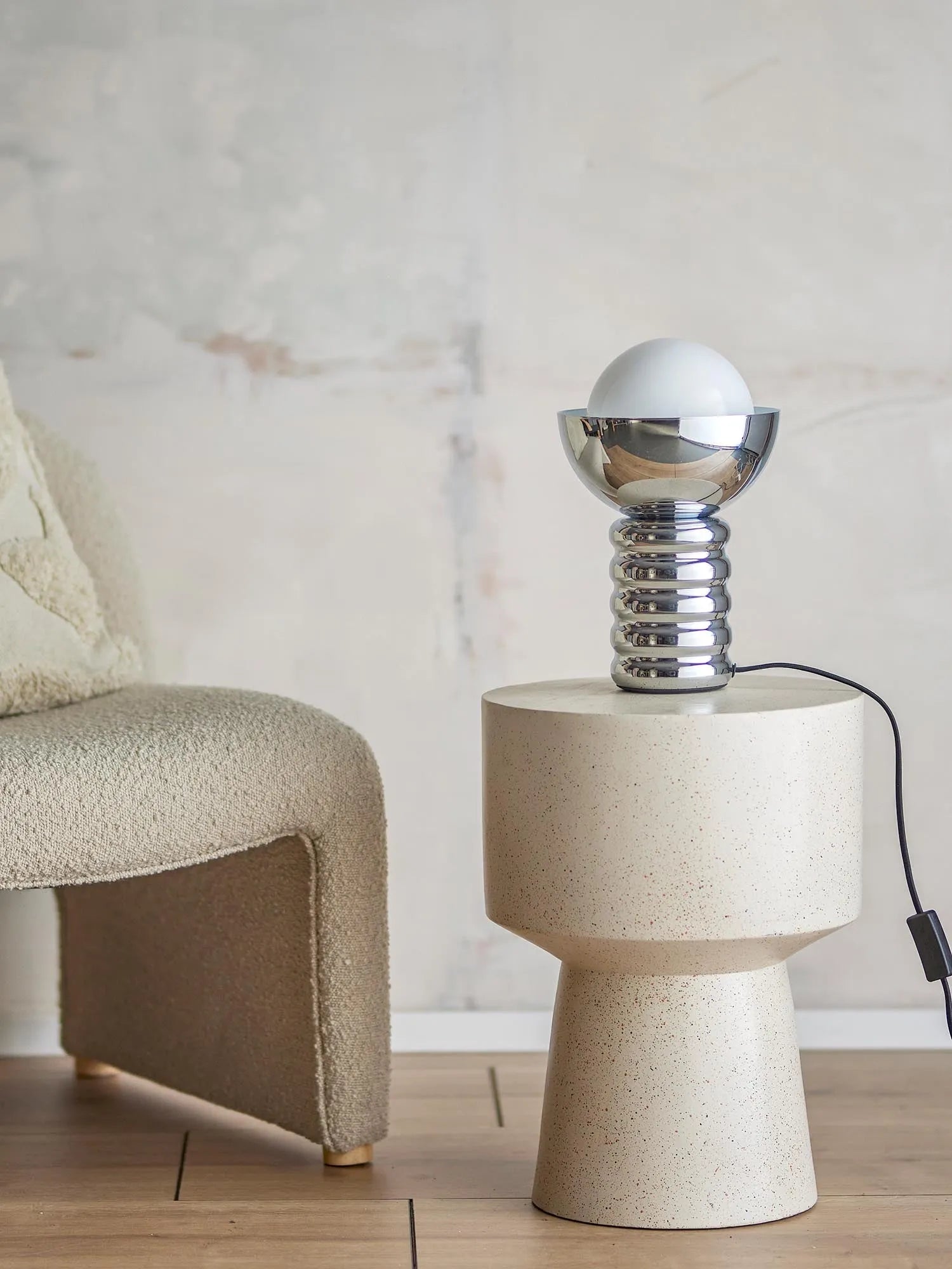 Die Spike Tischlampe von Bloomingville besticht durch ihr modernes, blasenförmiges Design und die glänzende Chromoptik.